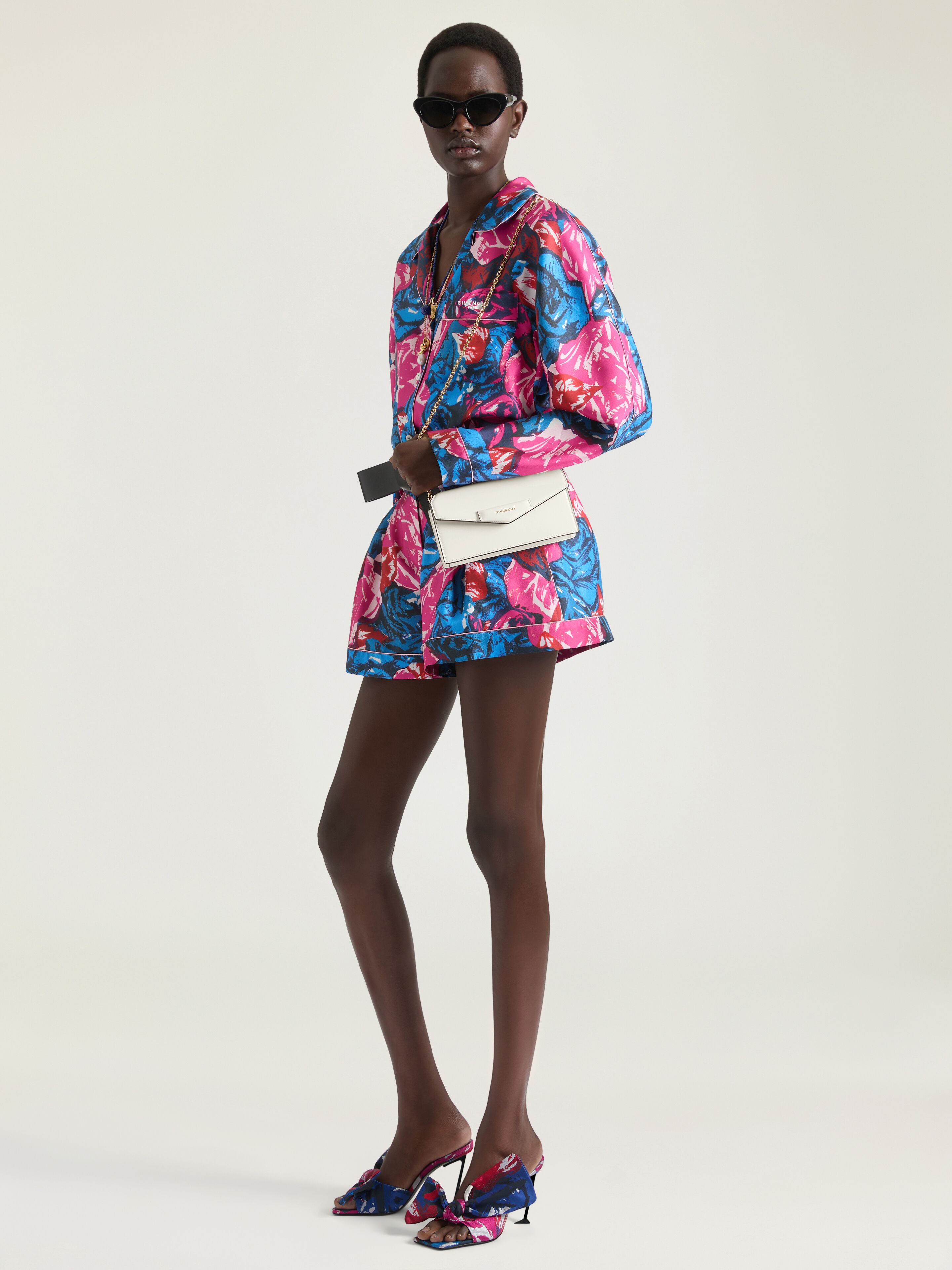 Givenchy - Antigona Pouch - Calf Leather - Golden