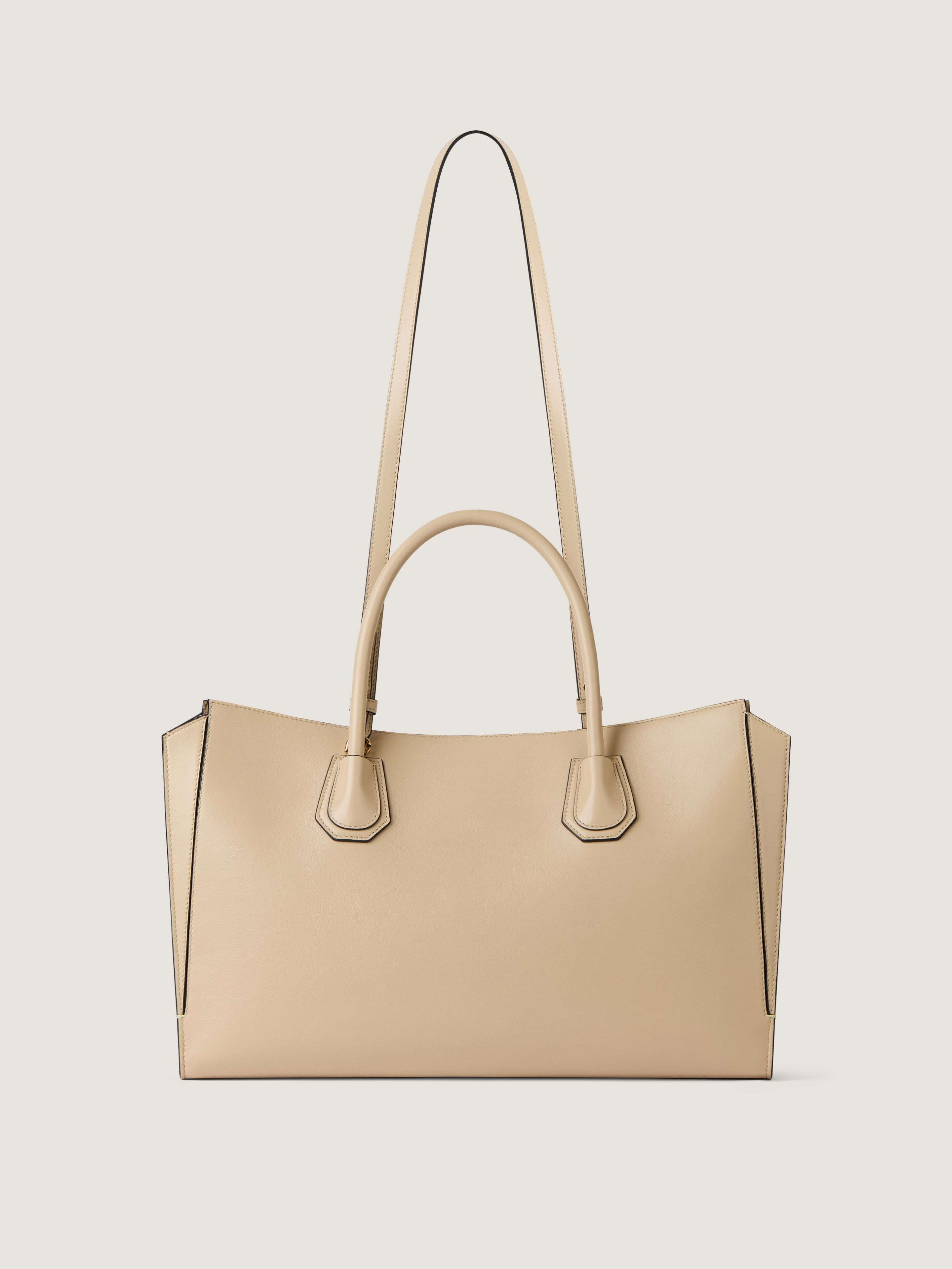 Medium Antigona Catchall bag in shiny grained leather in - dune