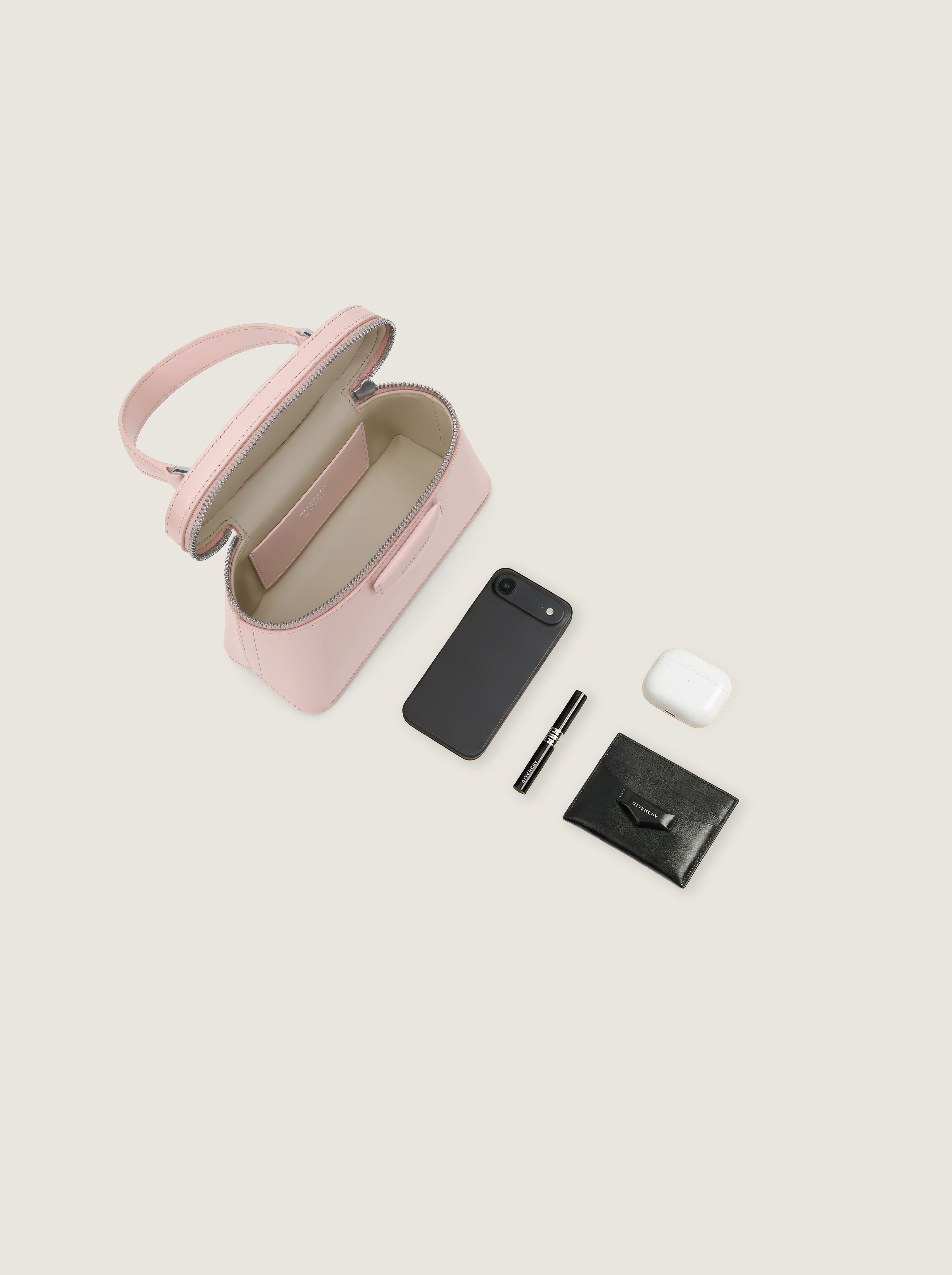 GIVENCHY ポーチミニ バック Antigona vanity bag in Box leather with chain in - baby pink