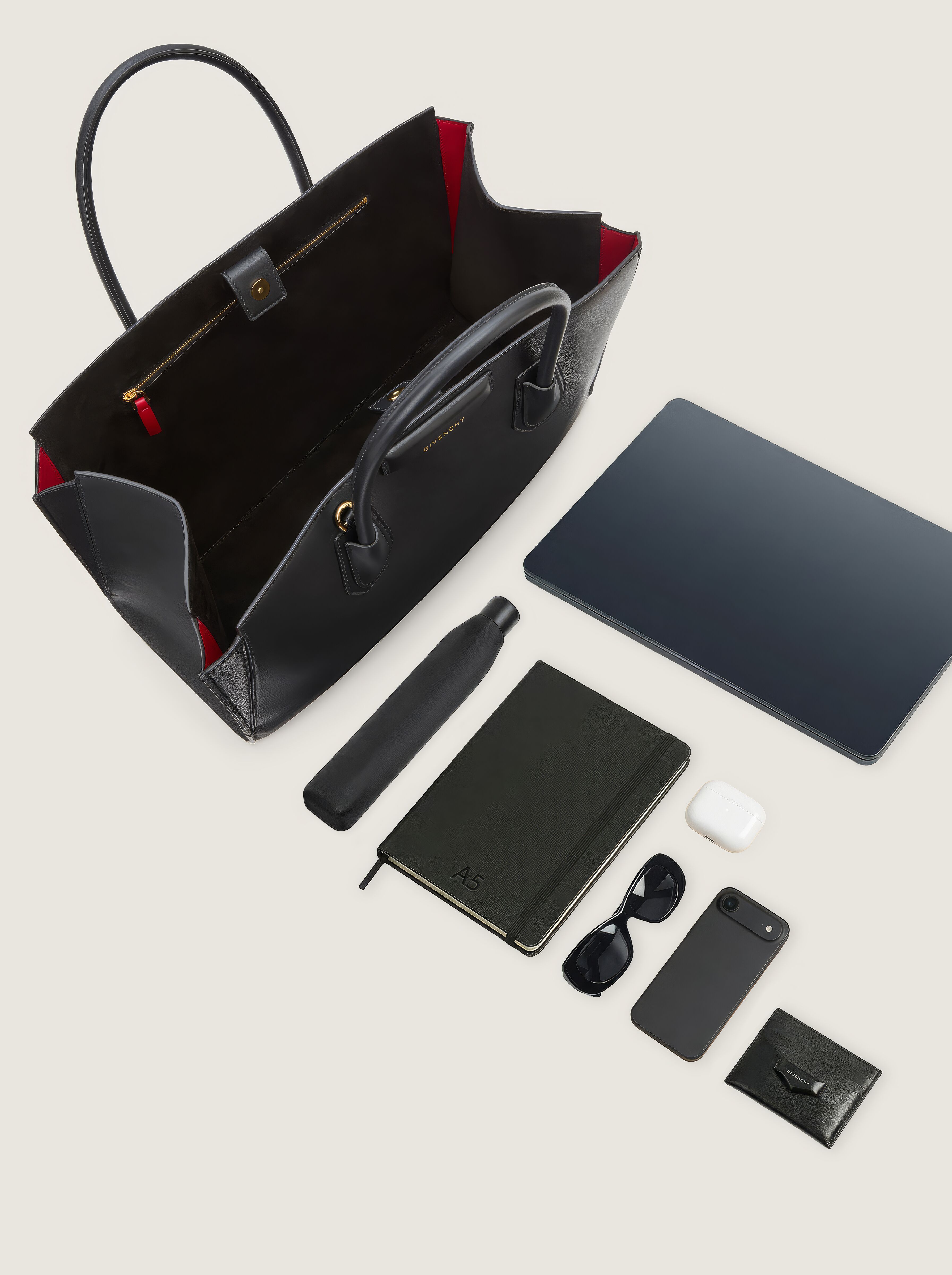 Medium Antigona Catchall bag in shiny grained leather in - black