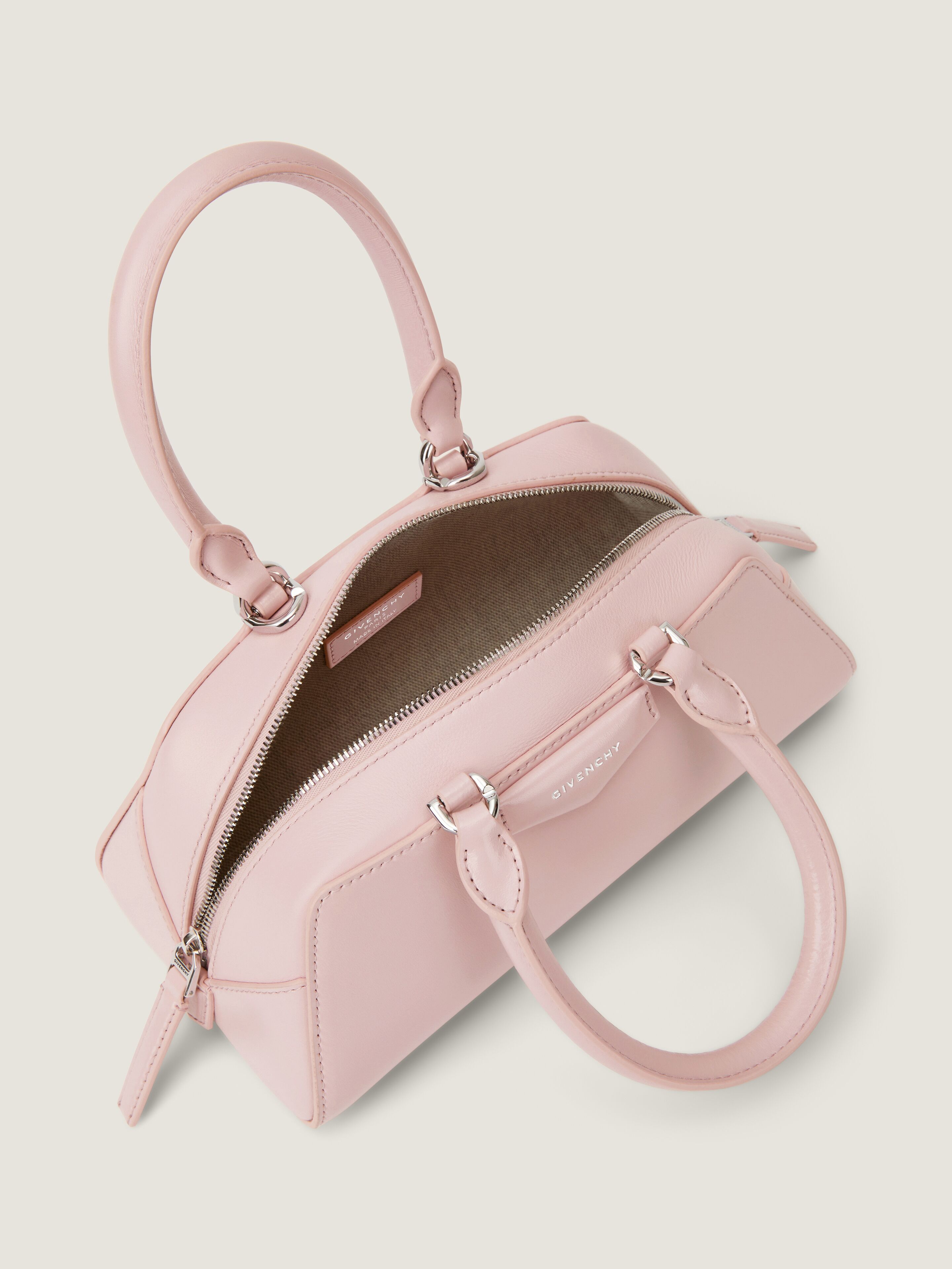 GIVENCHYレザーハンドバッグ(ペールピンク) Mini Antigona East-West bag in Box leather in - baby pink