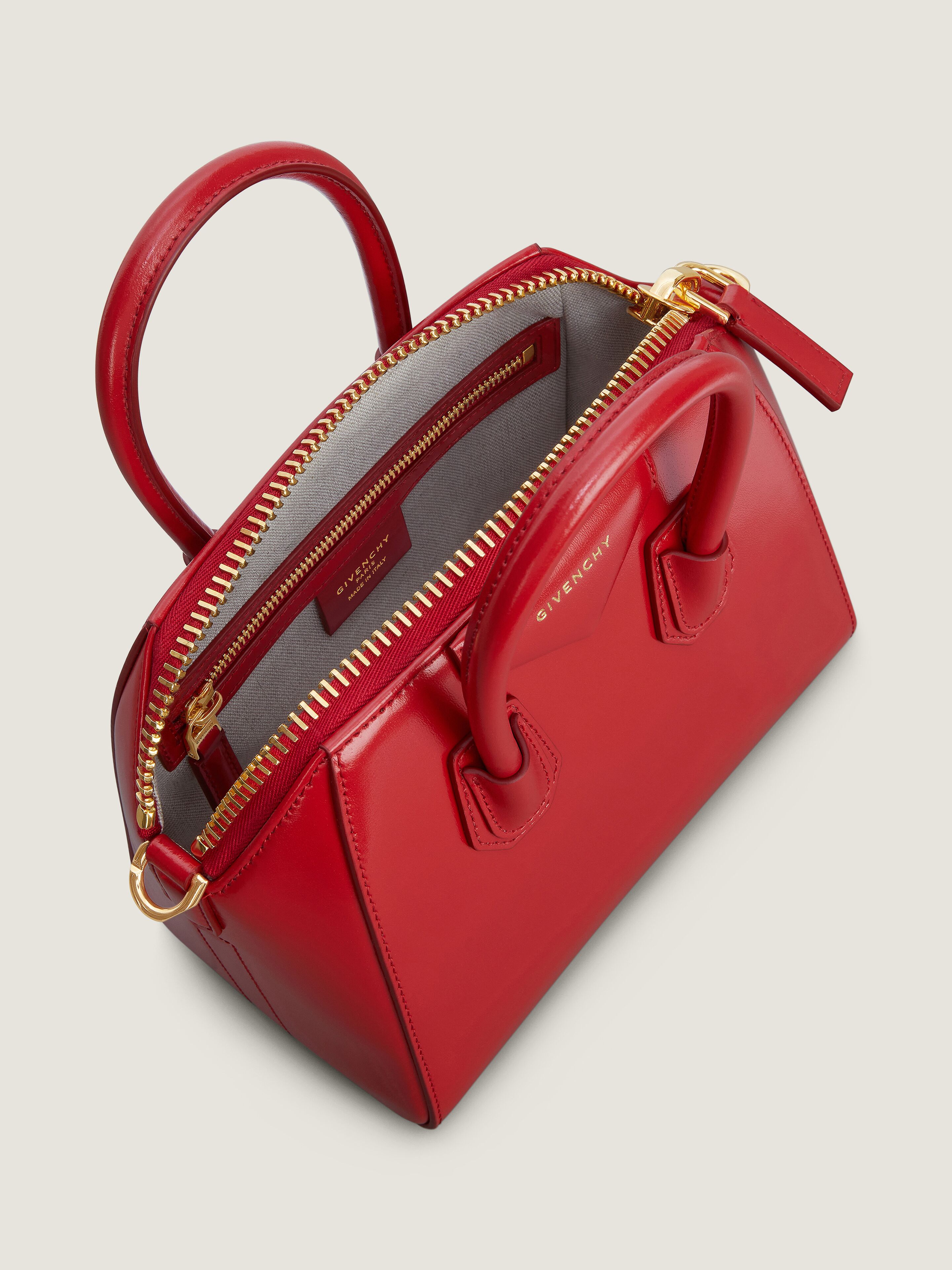 GIVENCHY グレインレザー　ナノアンティゴ　バッグ Mini Antigona bag in grained leather in - pearl grey 2