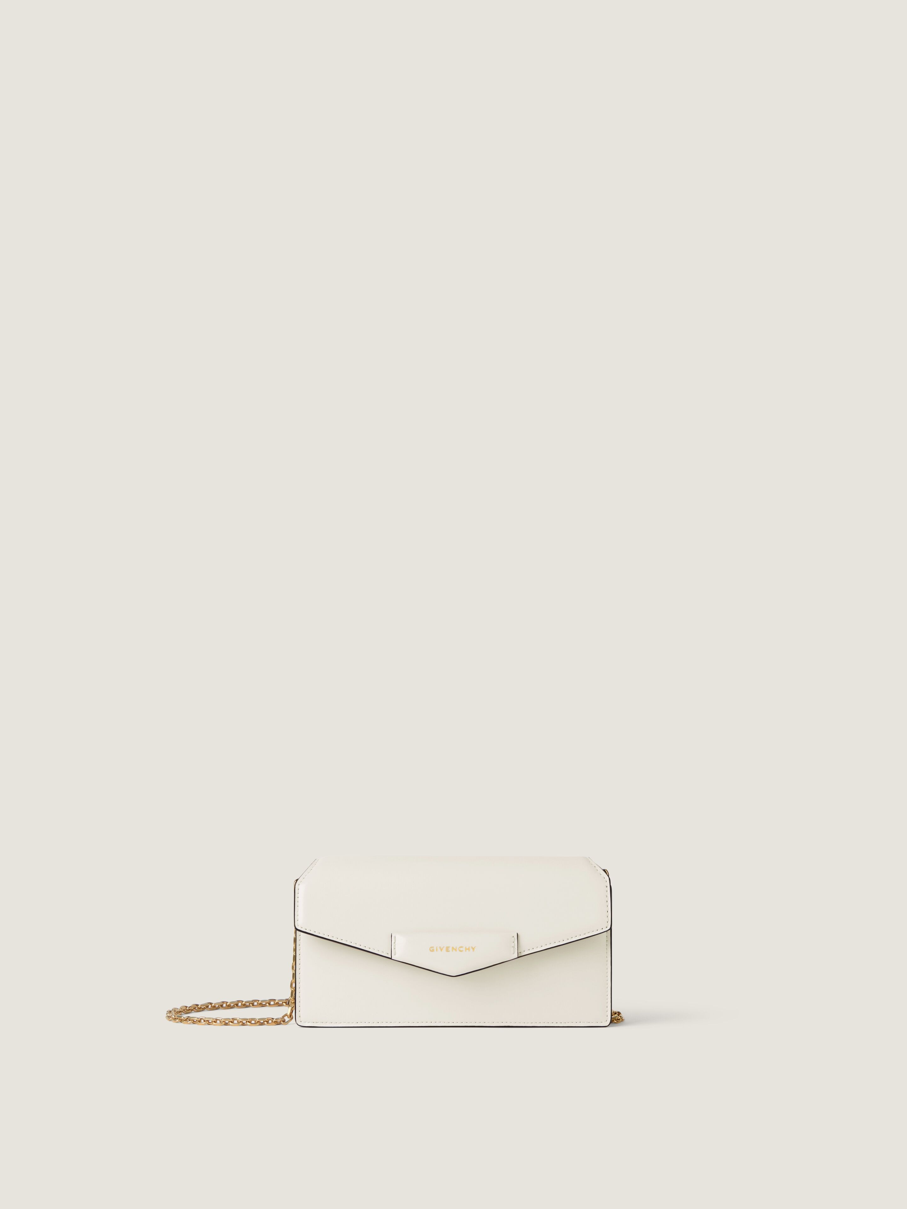 GIVENCHY ミニ財布 ホワイトレザー Antigona wallet on chain in Box leather | Givenchy US | Givenchy