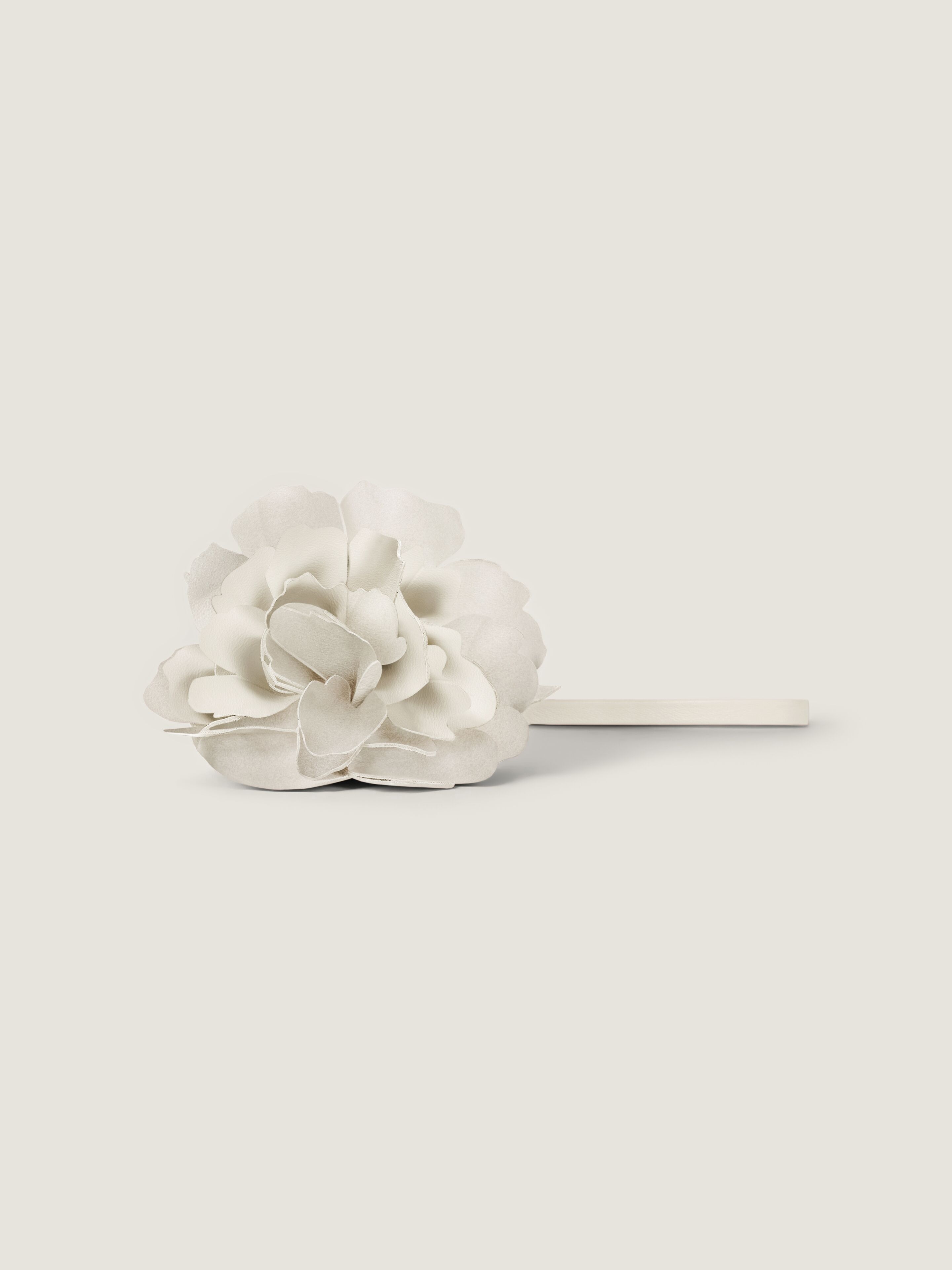 GIVENCHY　フラワー　ブローチ Small rose petals charm in nappa leather in - ivory - BB60RBB2H1