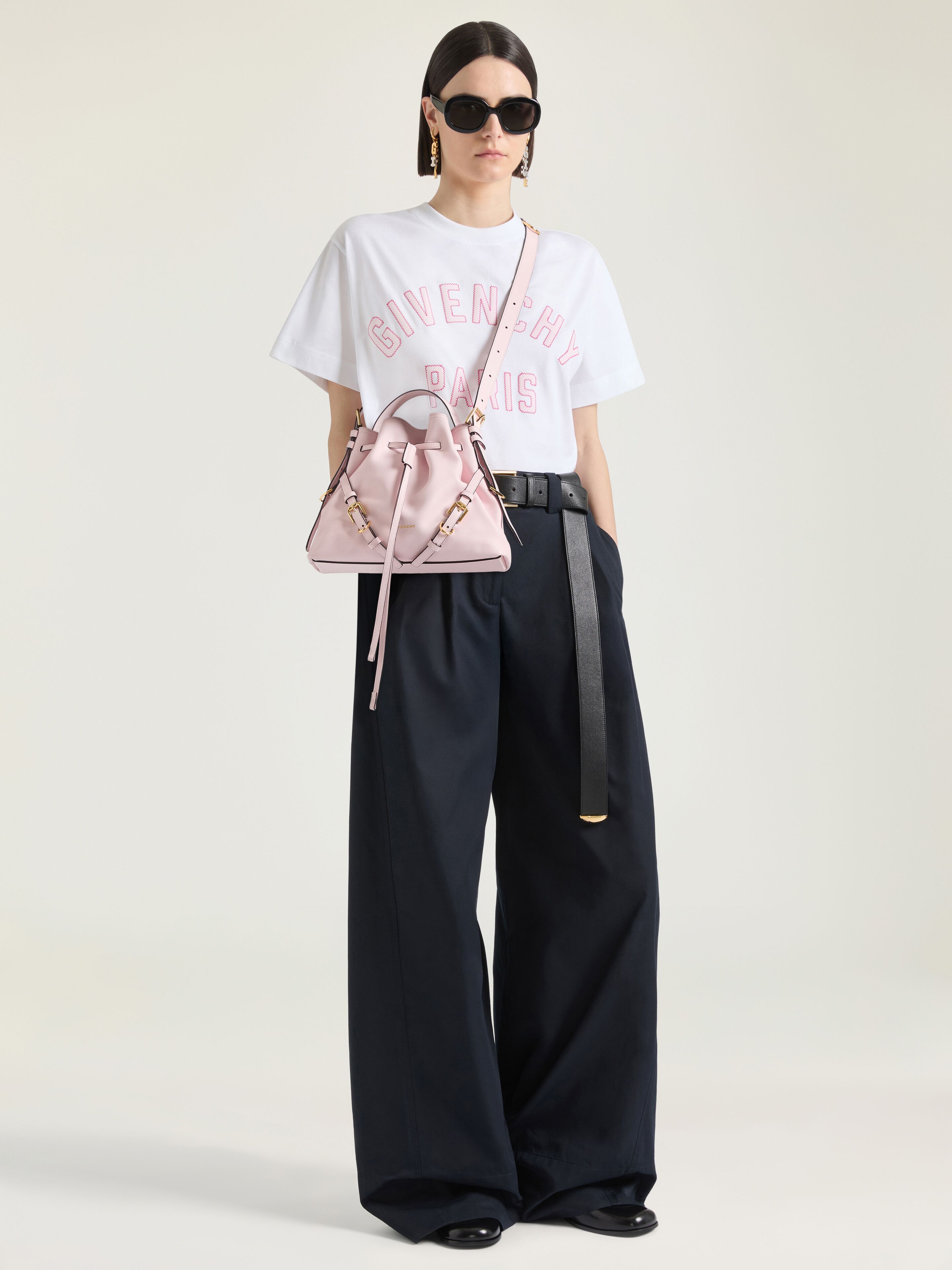 ヴォワイユー バケット スモール シャイニーレザー | Givenchy JP