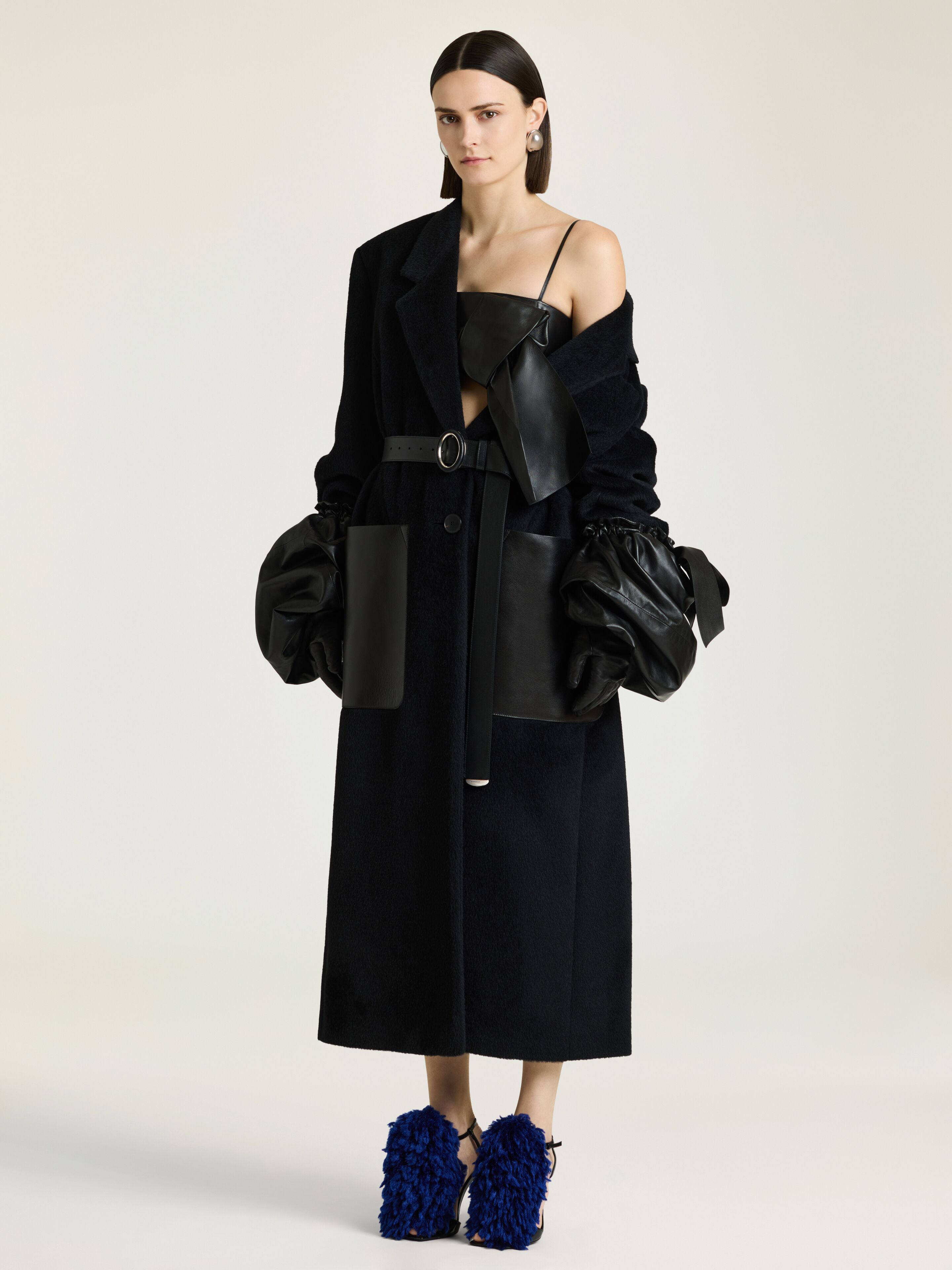Long coat in hairy wool with leather pockets in - black