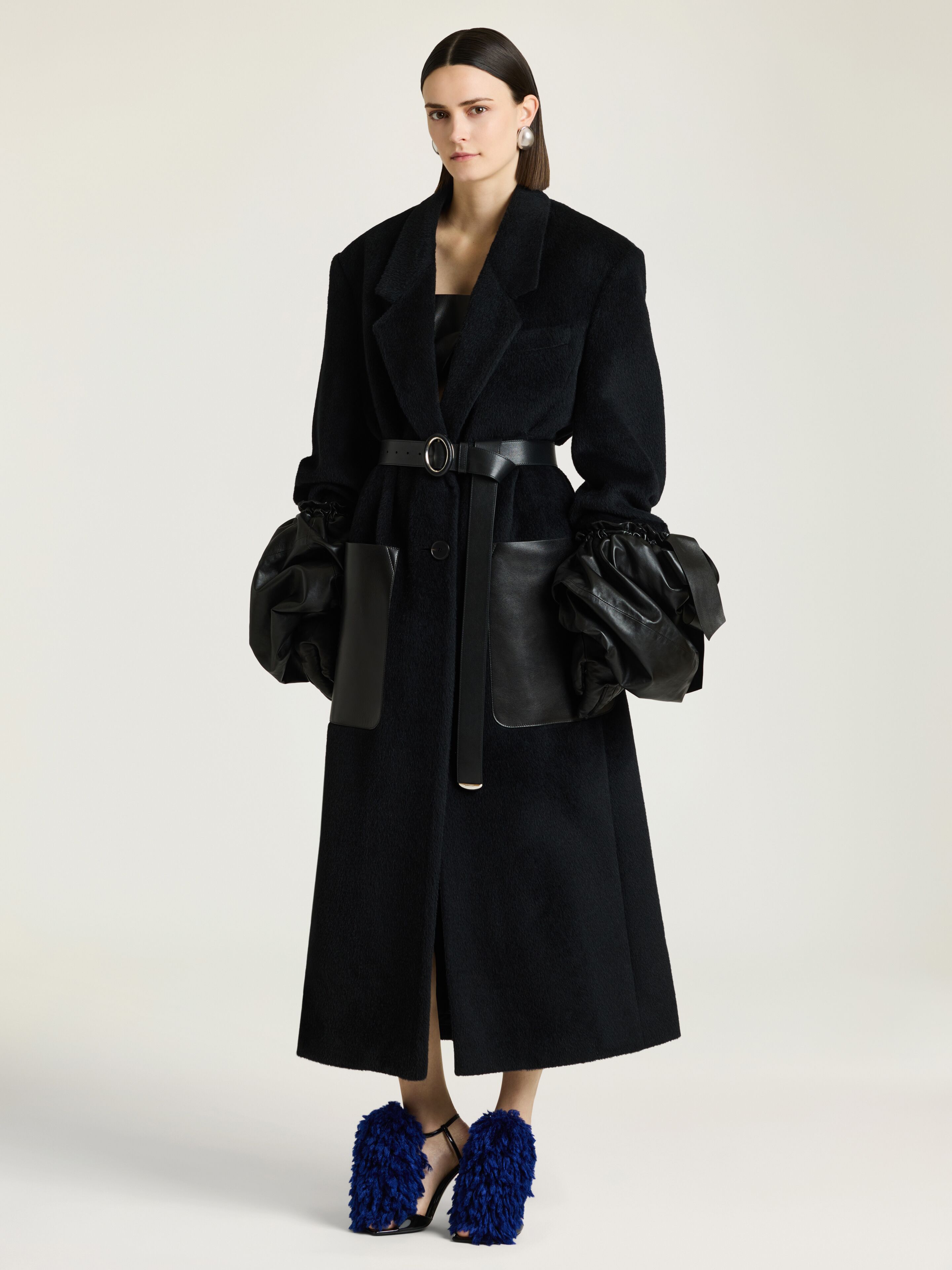 Long coat in hairy wool with leather pockets in - black