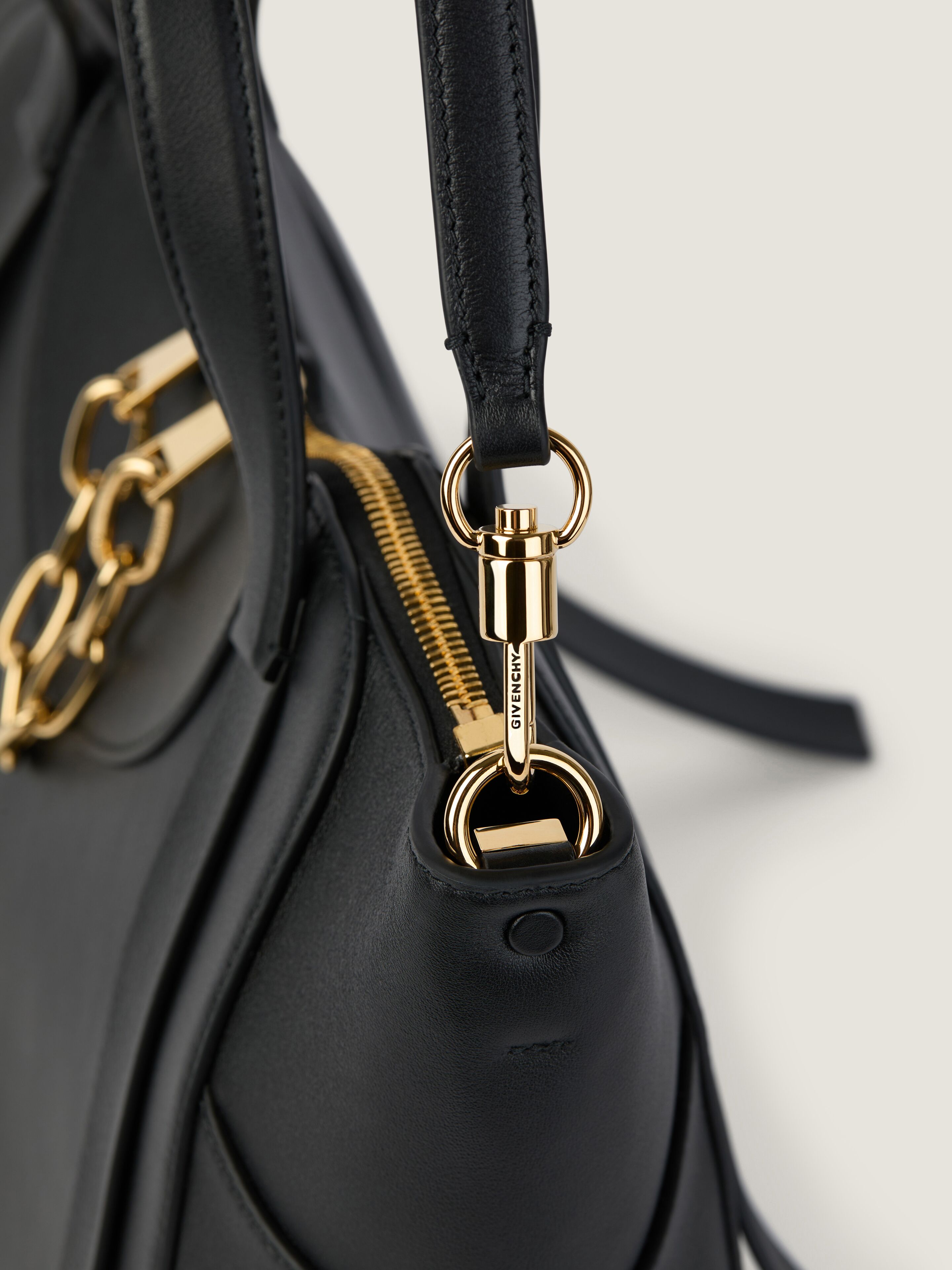 Medium The Snatch bag in grained leather in - black - BB516SB2DK