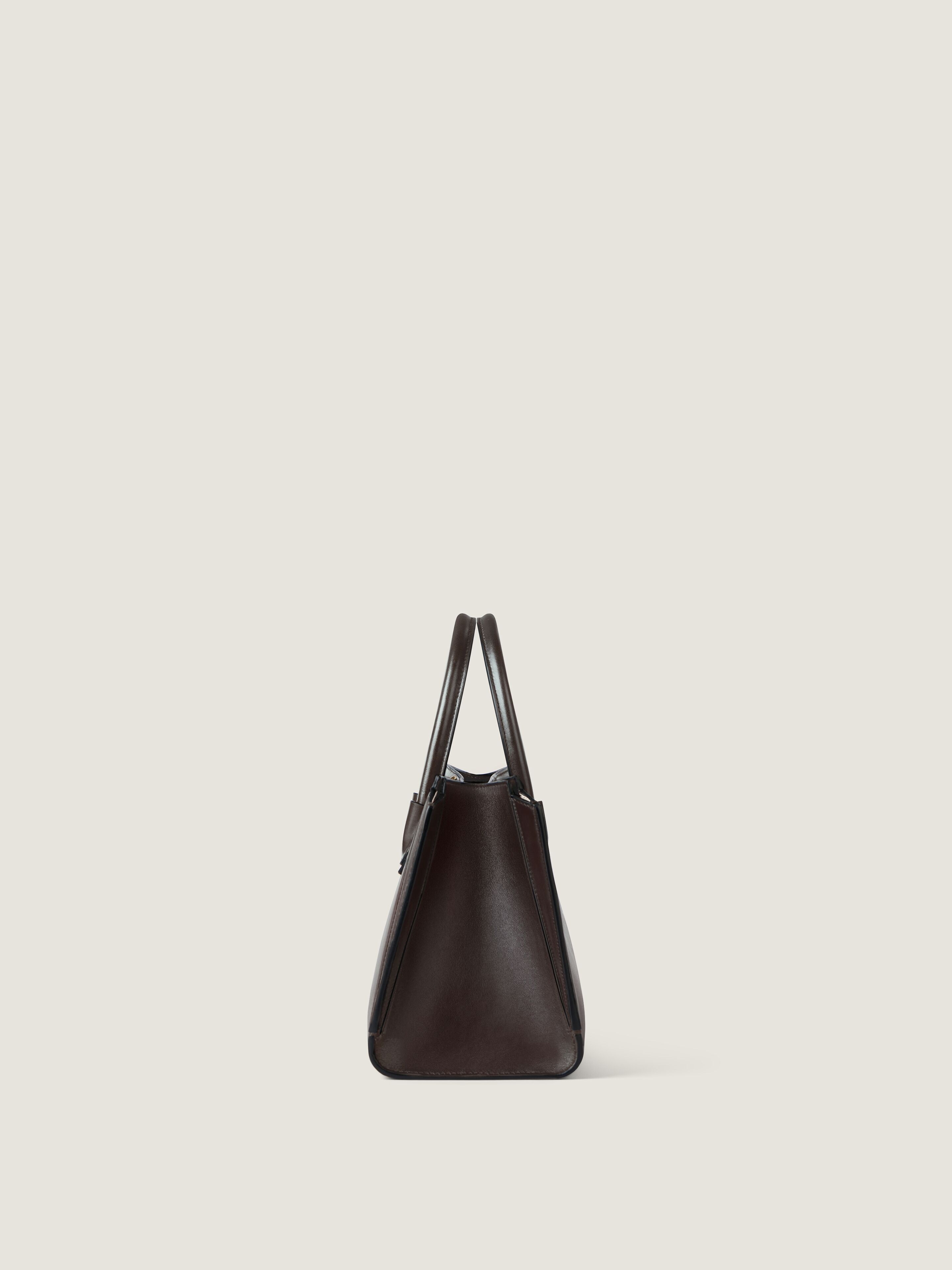 Small Antigona Catchall bag in shiny grained leather | Givenchy US