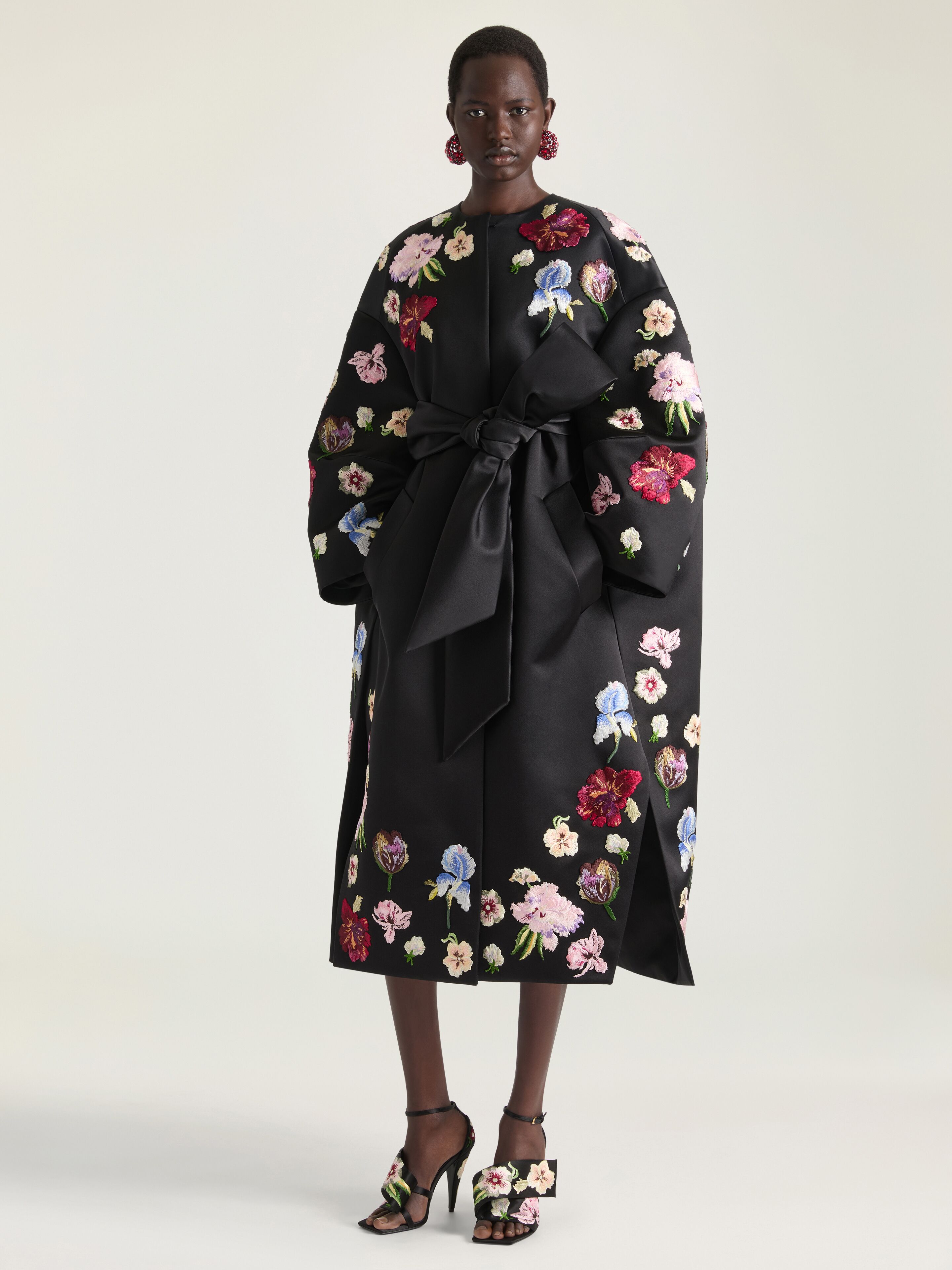 Cocoon coat in satin with embroideries in - black - BWC0F91YG0-001