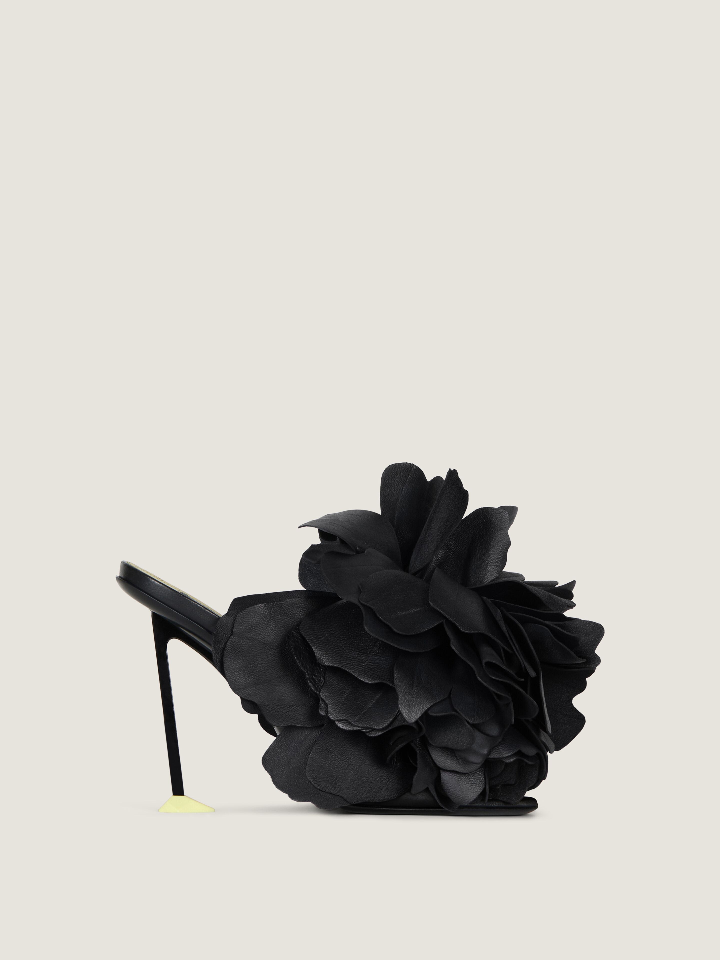 Givenchy Mules À Talons Boudoir En Cuir Avec Pétales De Rose In Black