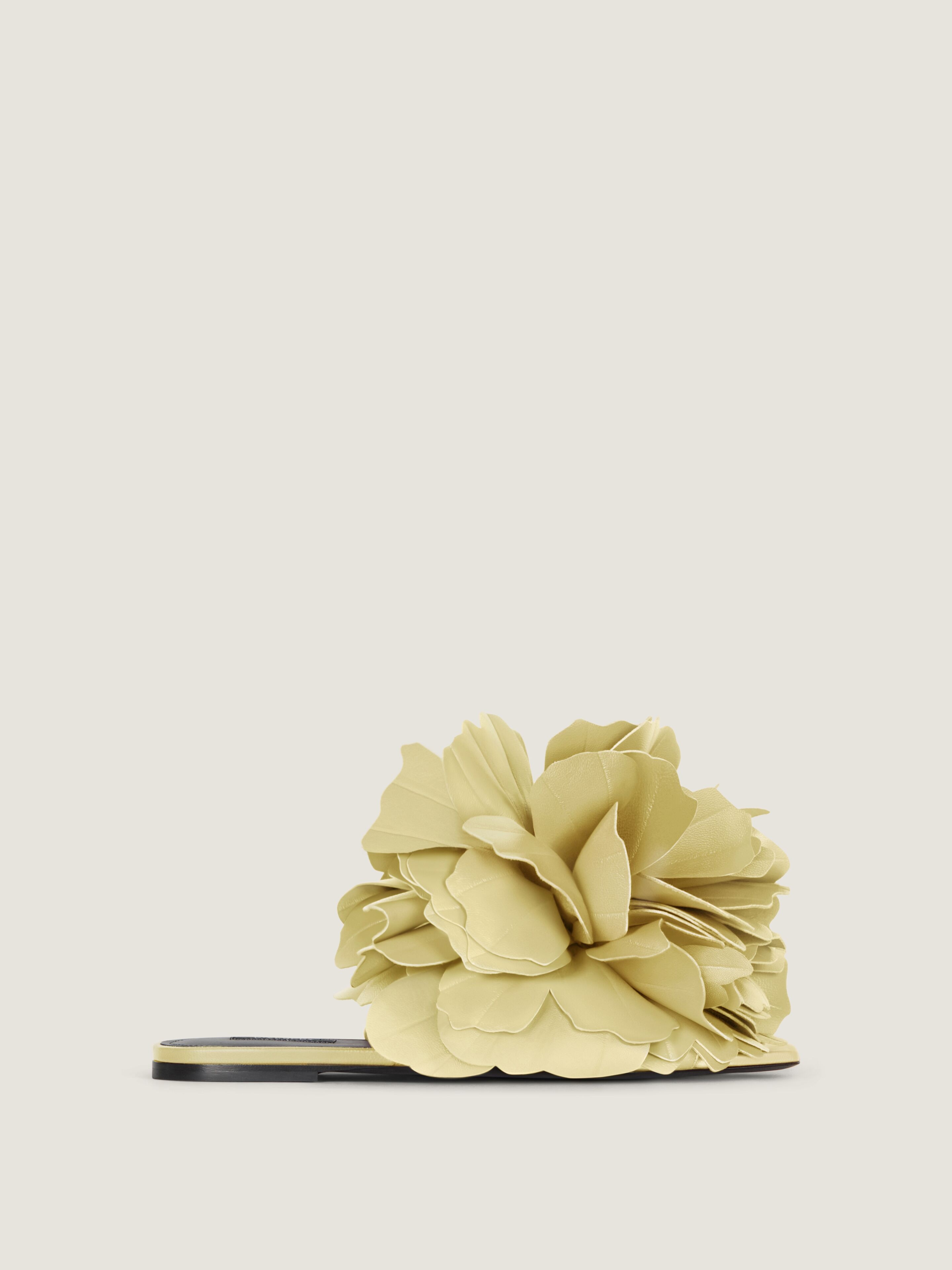 Boudoir flat mules in leather with rose petals in - pale yellow