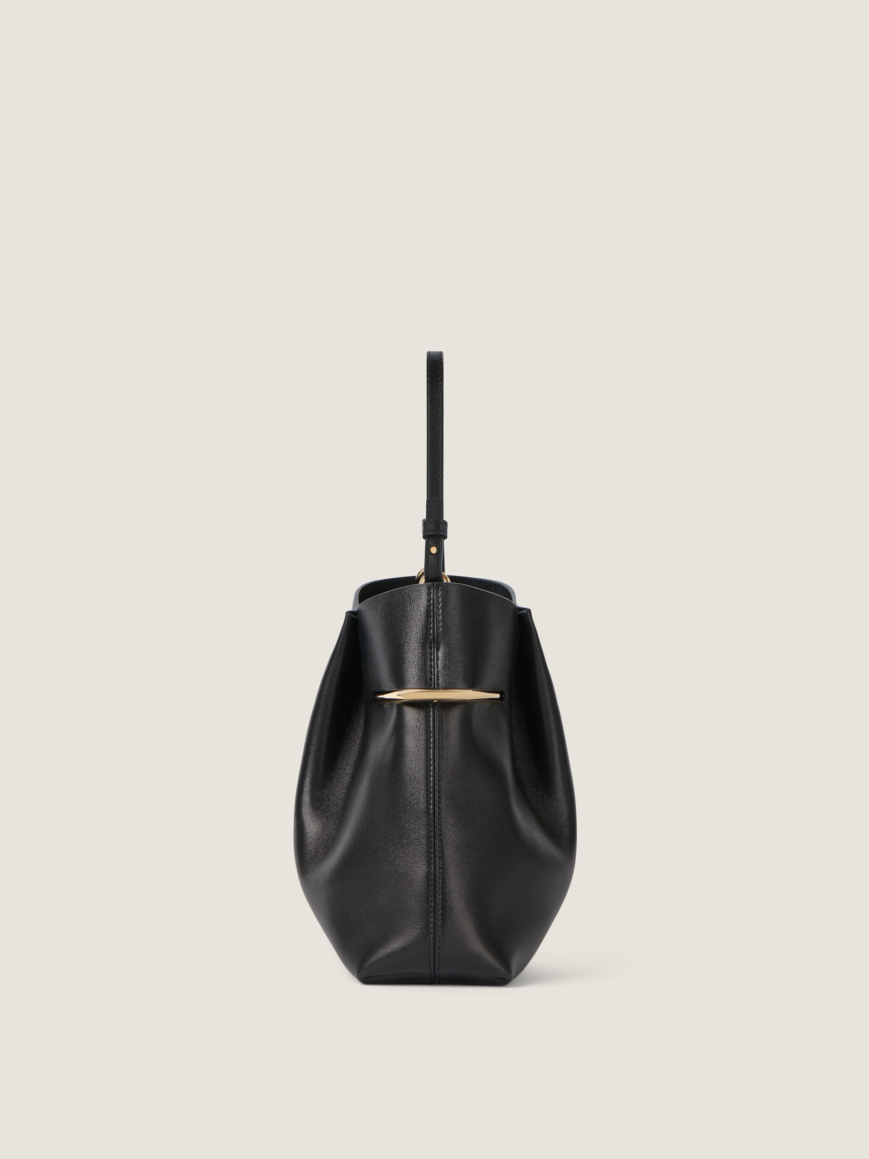 かんきち Pinch Me pouch in nappa leather in - black | Givenchy US