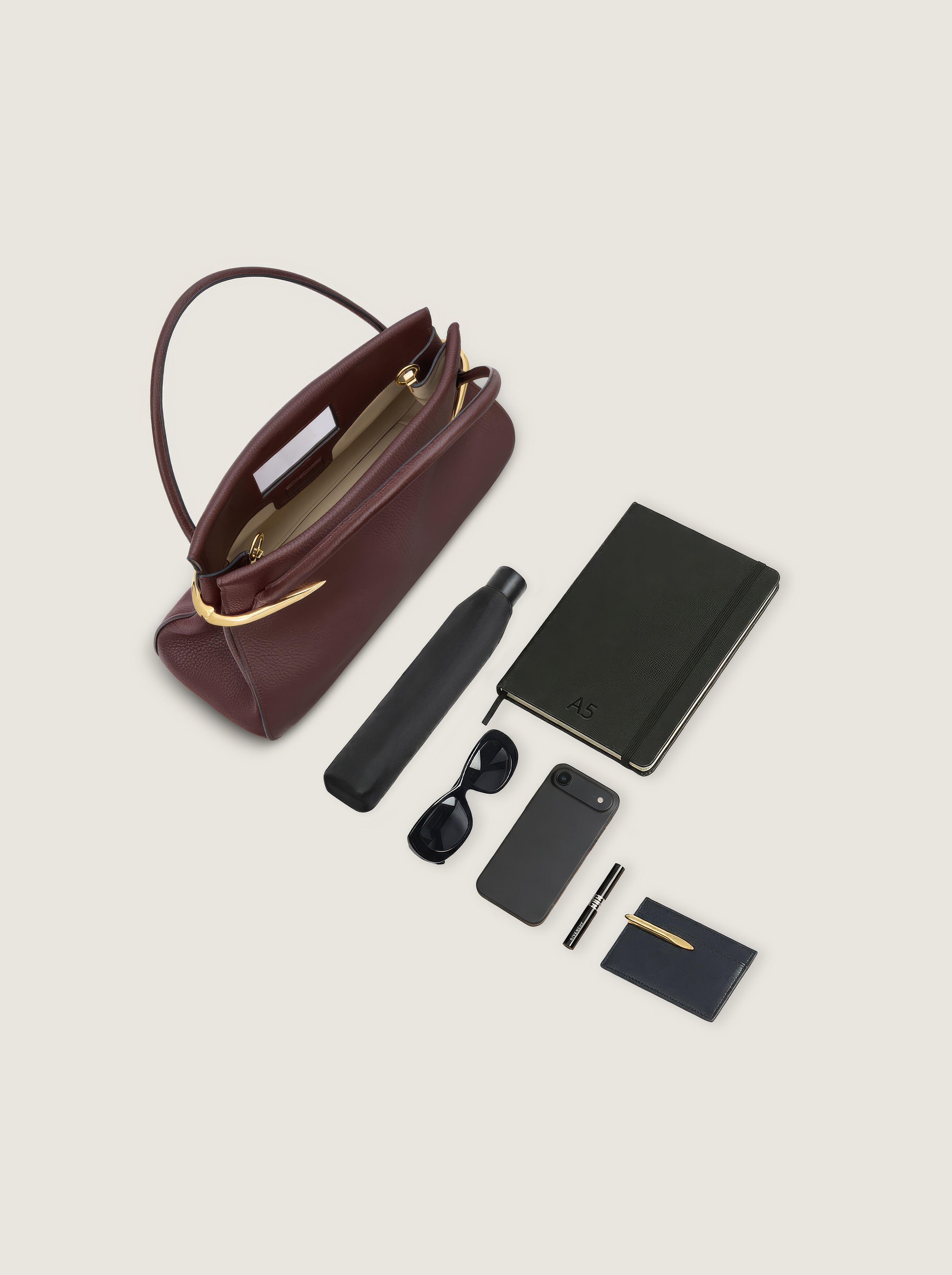 Medium Pinch bag in leather in - ebony brown - BB5158B2DG-202