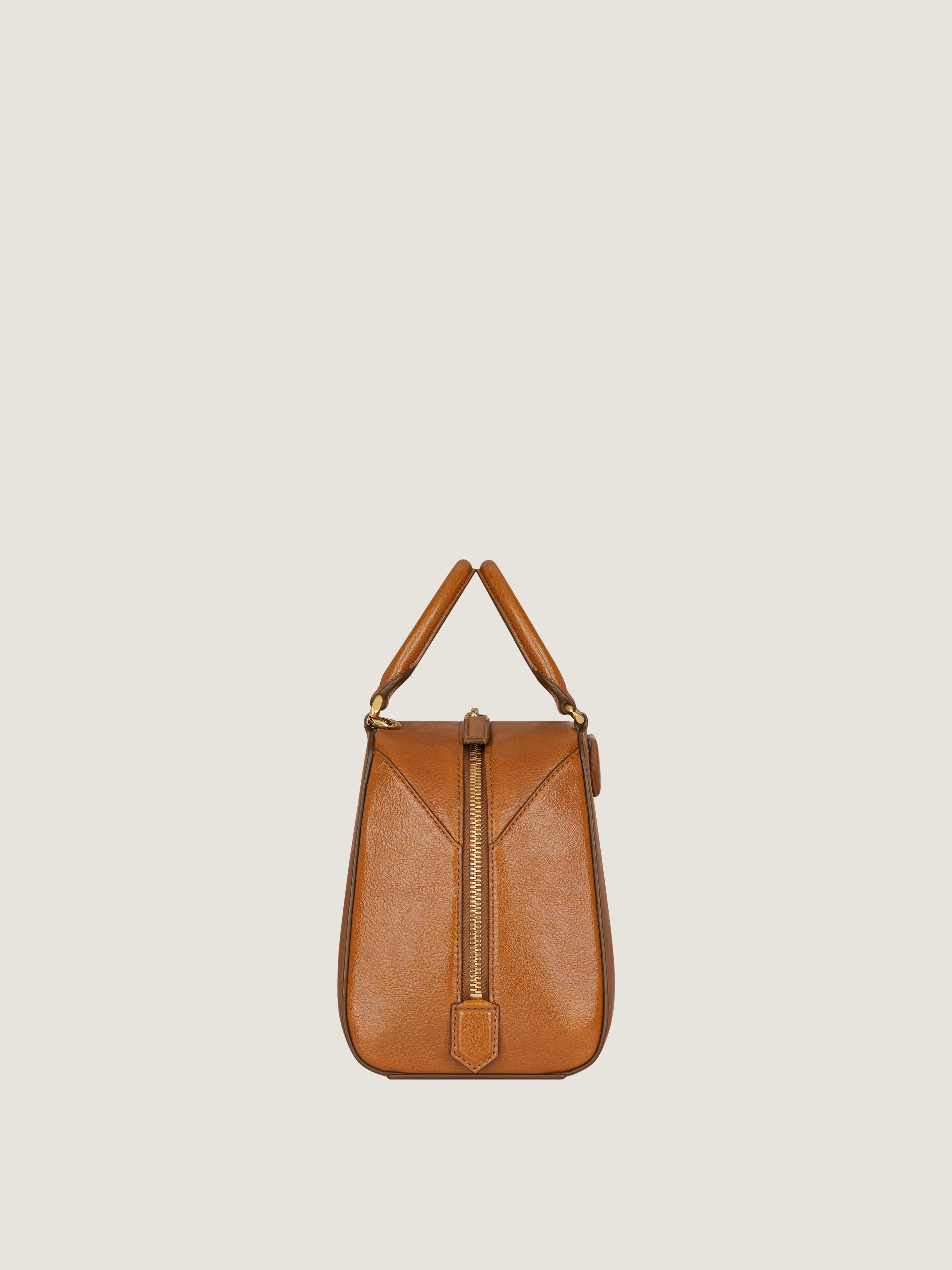 【Givenchy】ANTIGONA CUBE MINI BAG◆BB50ZBB21U Mini Antigona Cube bag in leather in - soft tan | Givenchy DE