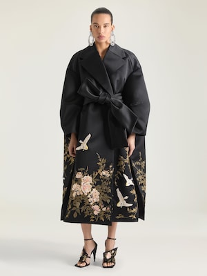 Manteau Cocoon en satin avec broderies et cape