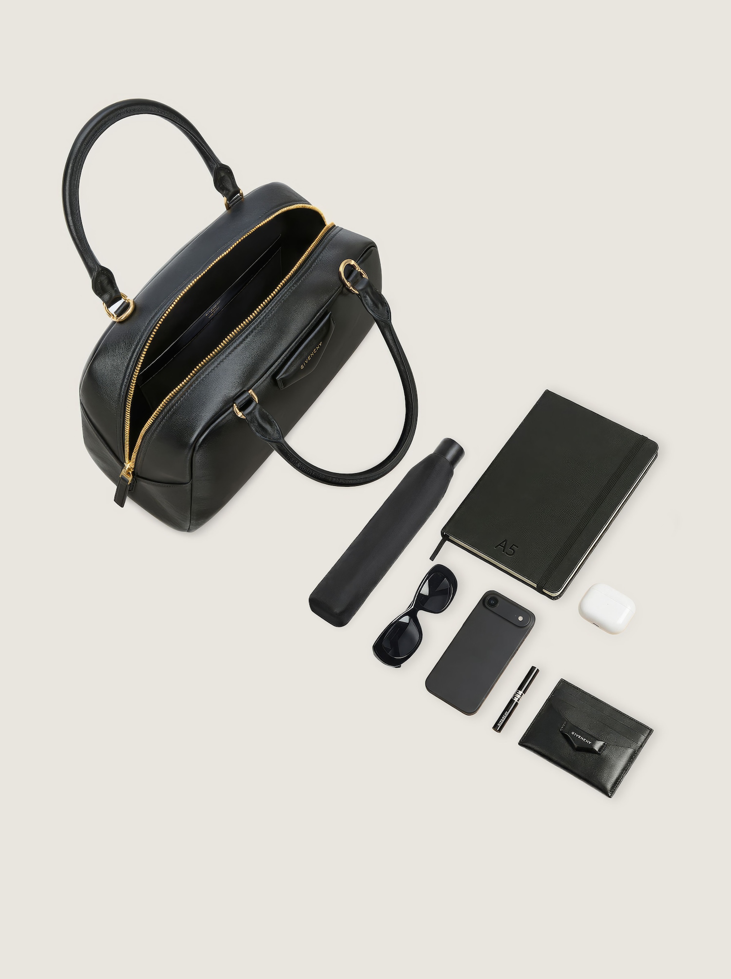 Antigona East-West Bowling Bag aus genarbtem Leder 6