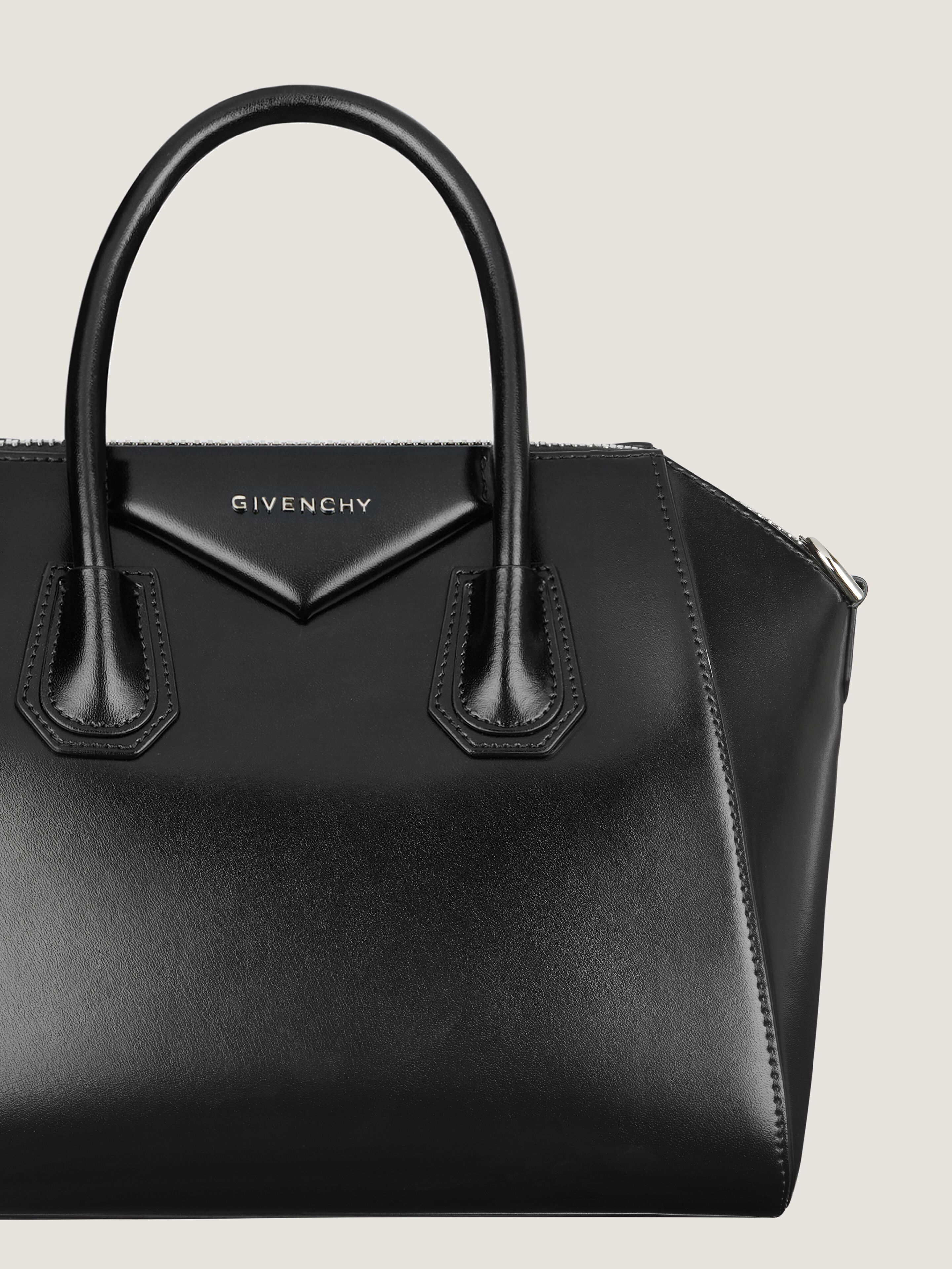アンティゴナ スモール ボックスレザー - ブラック | GIVENCHY JP