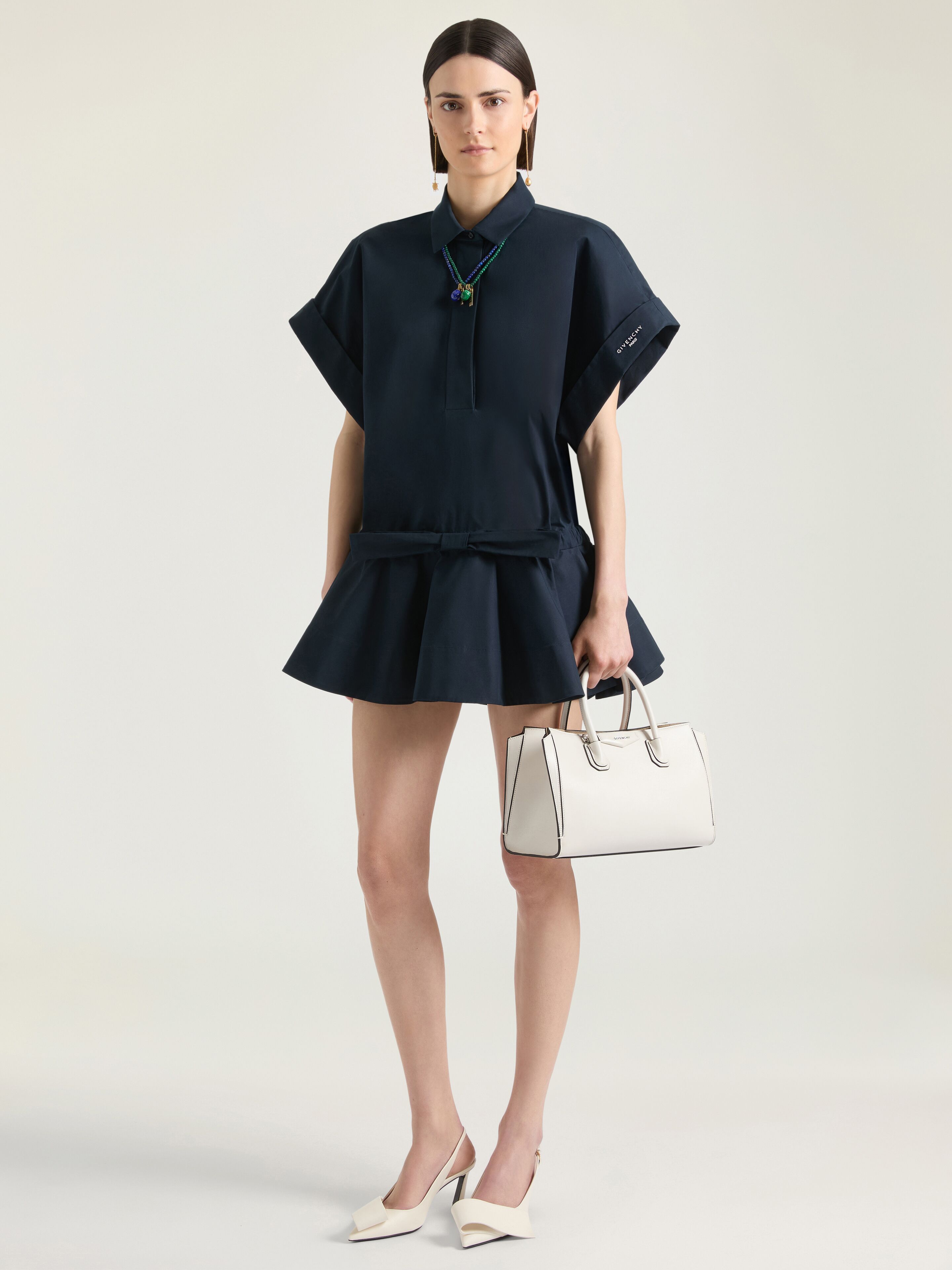 Small Antigona Catchall bag in shiny grained leather in - chalk