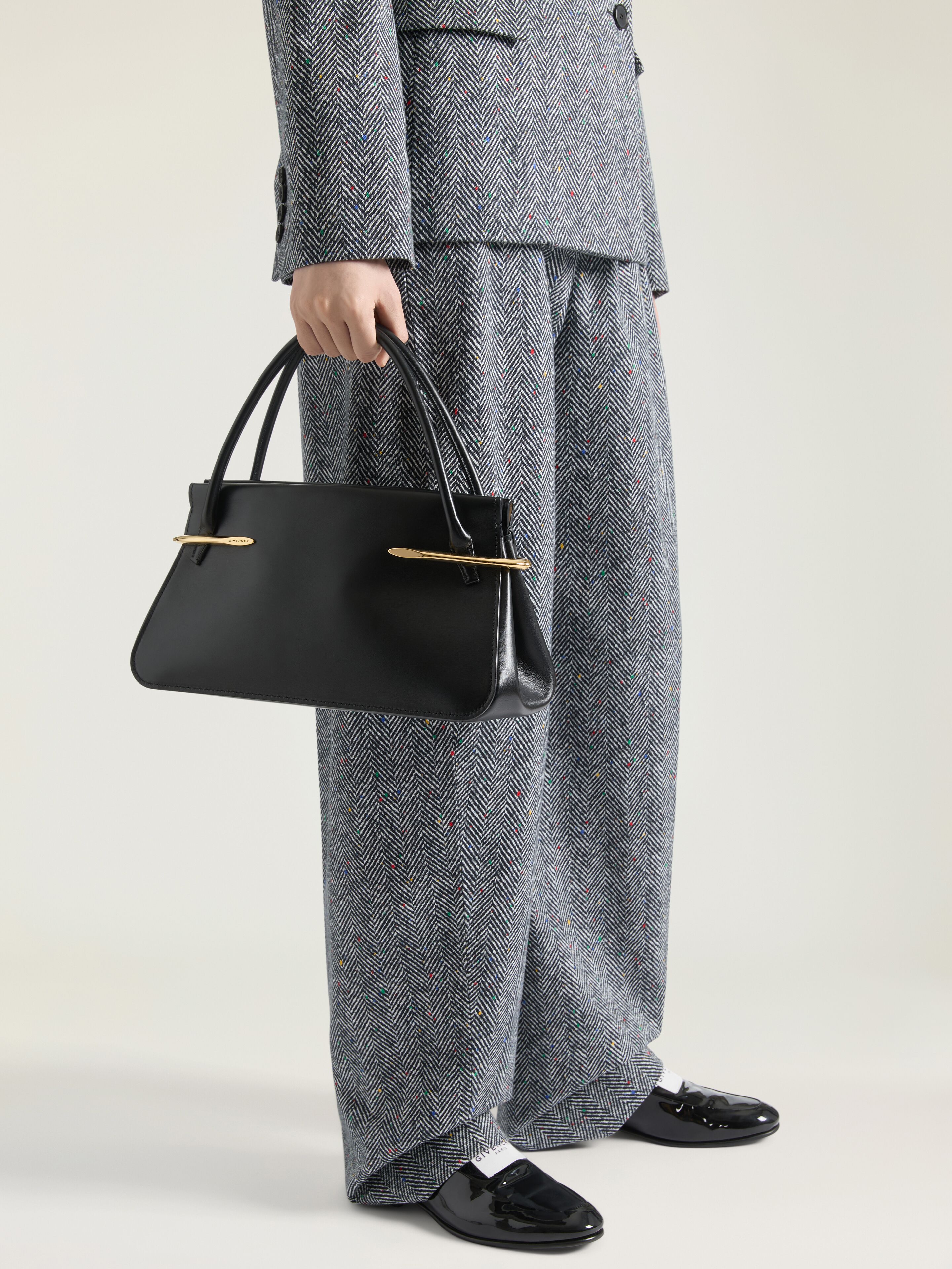 GIVENCHY カーフレザー　ハンドバッグ　ボックス　スクエア　ブラック Givenchy Box Calfskin Shark Lock Bucket Bag Black 1836809