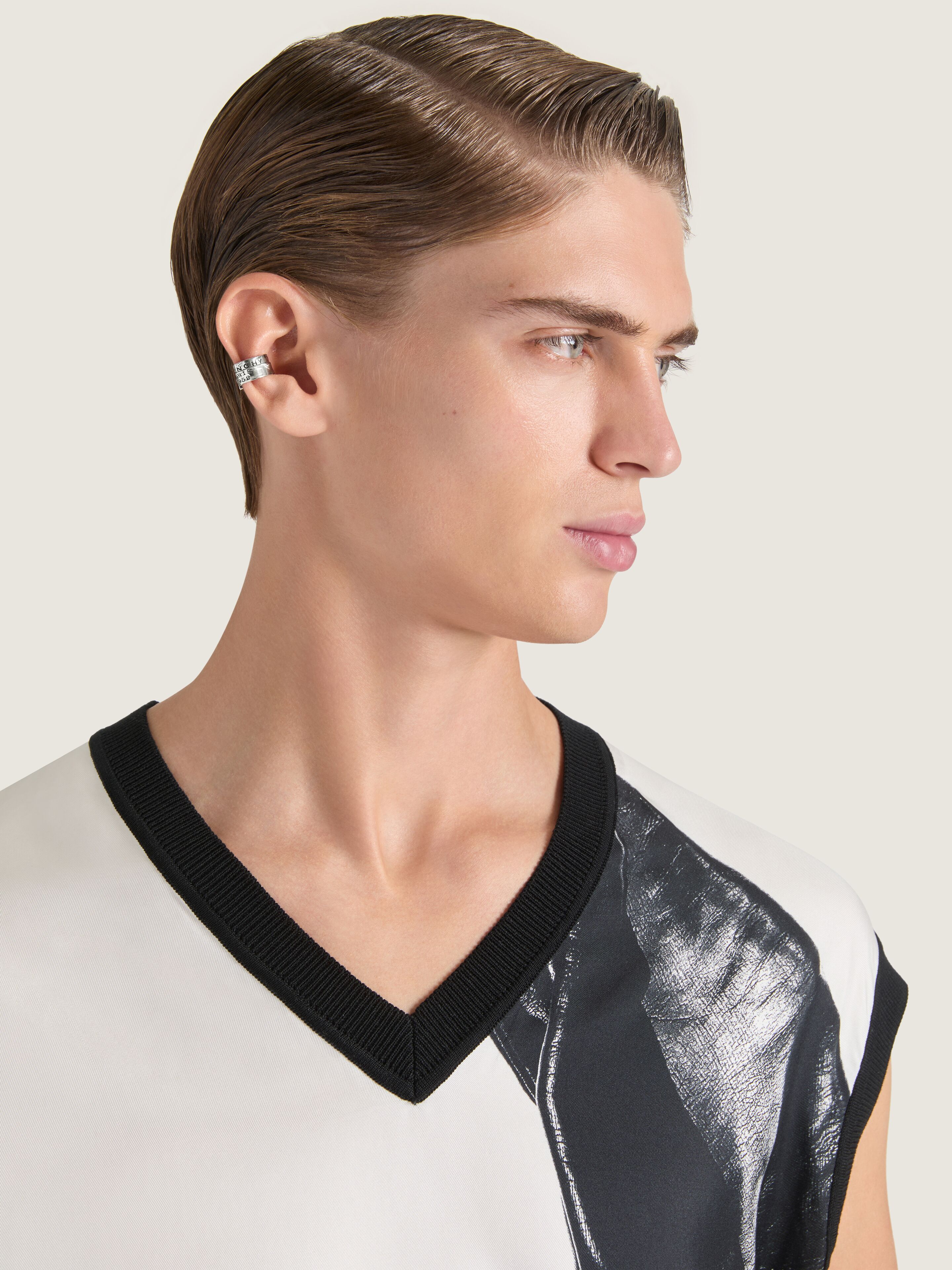 Givenchyテープ イヤーカフ - アンティークシルバー BN1062F003-723