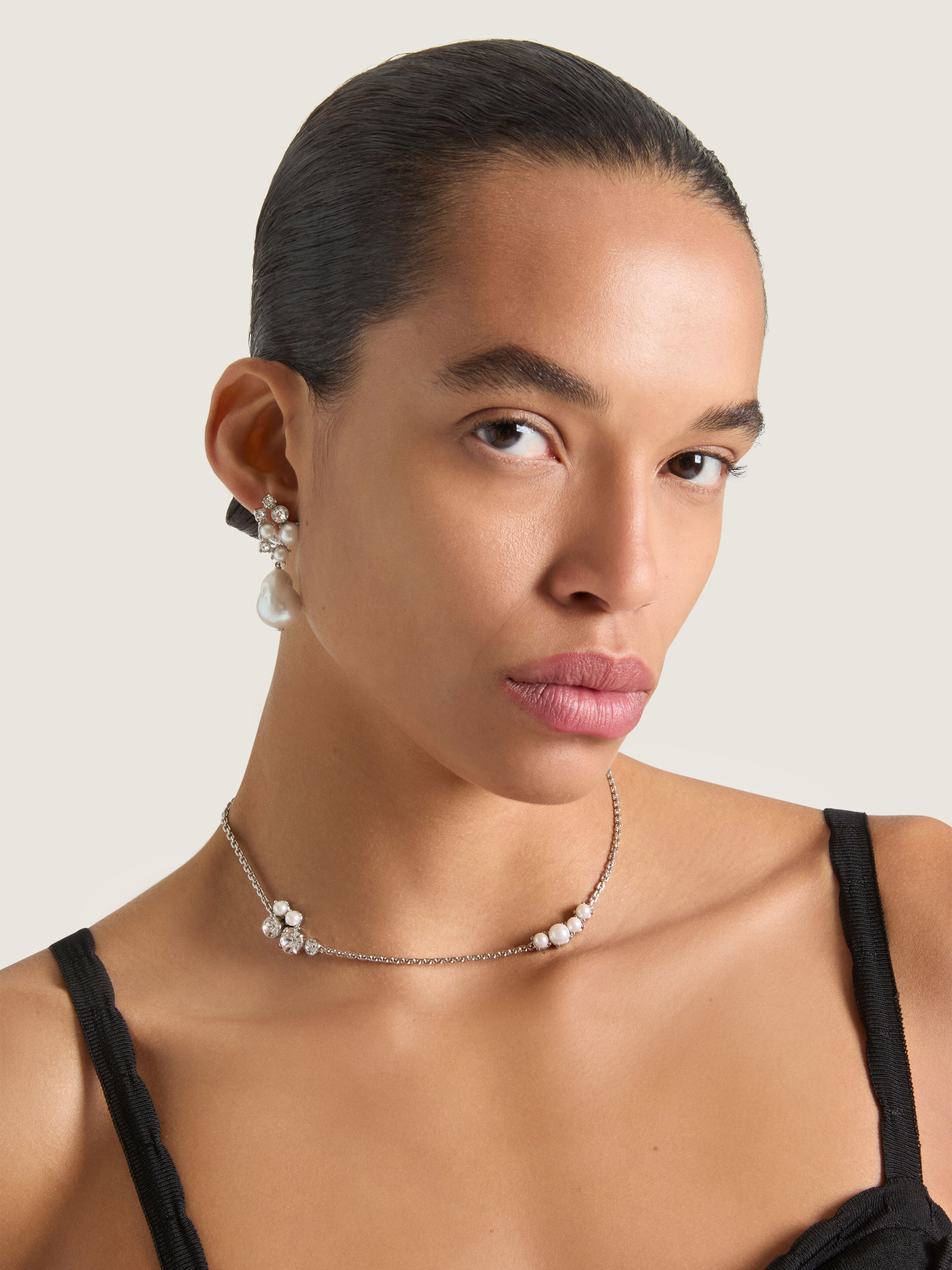 クリスタルパール ショート ネックレス - ホワイト/シルバー - ハイ