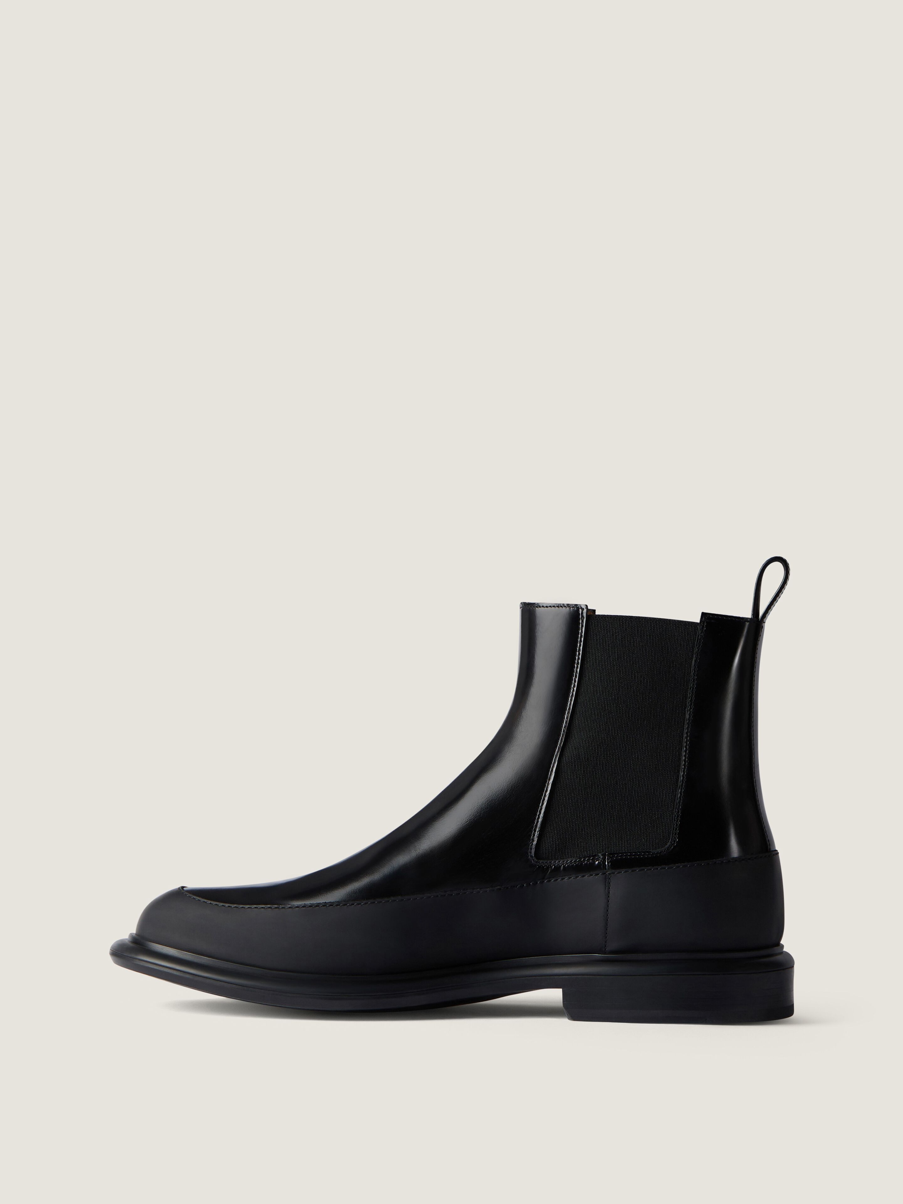 Gent chelsea boots in brushed leather in - black | Givenchy