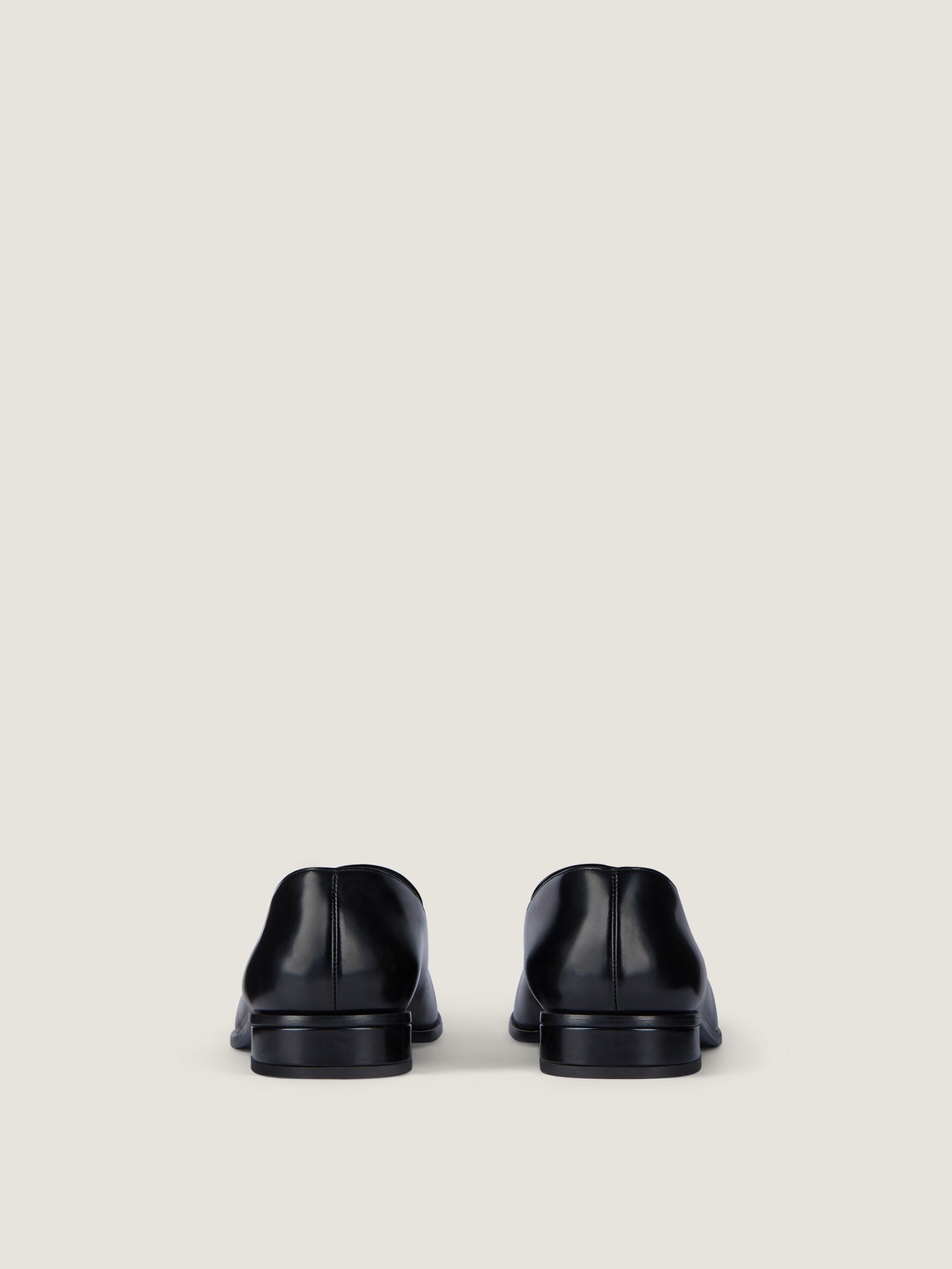 Tux loafers in leather in - black - BE202AE2FT-001 | Givenchy US
