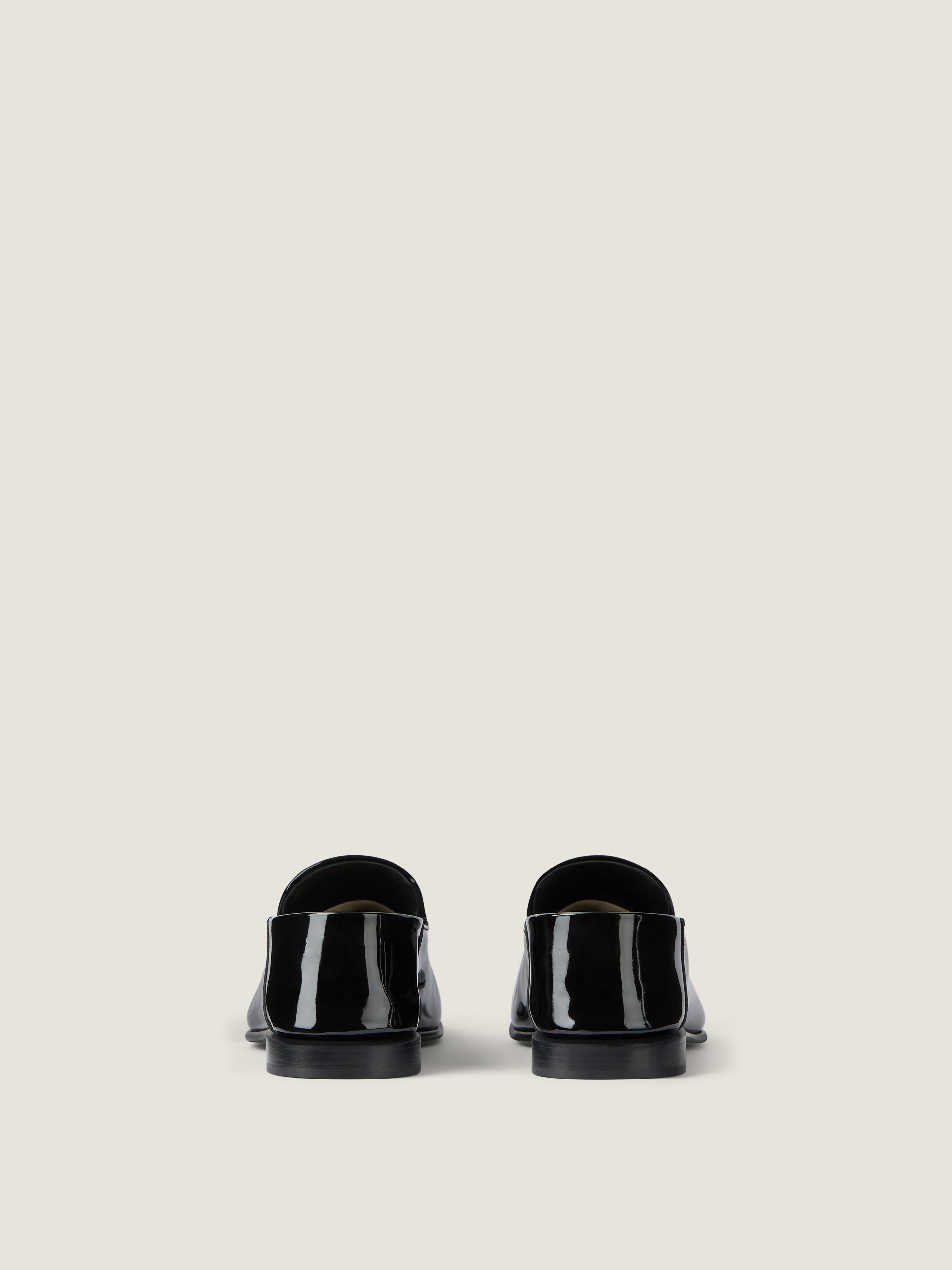 Label loafers in patent leather in - black - BE2028E2FS-001