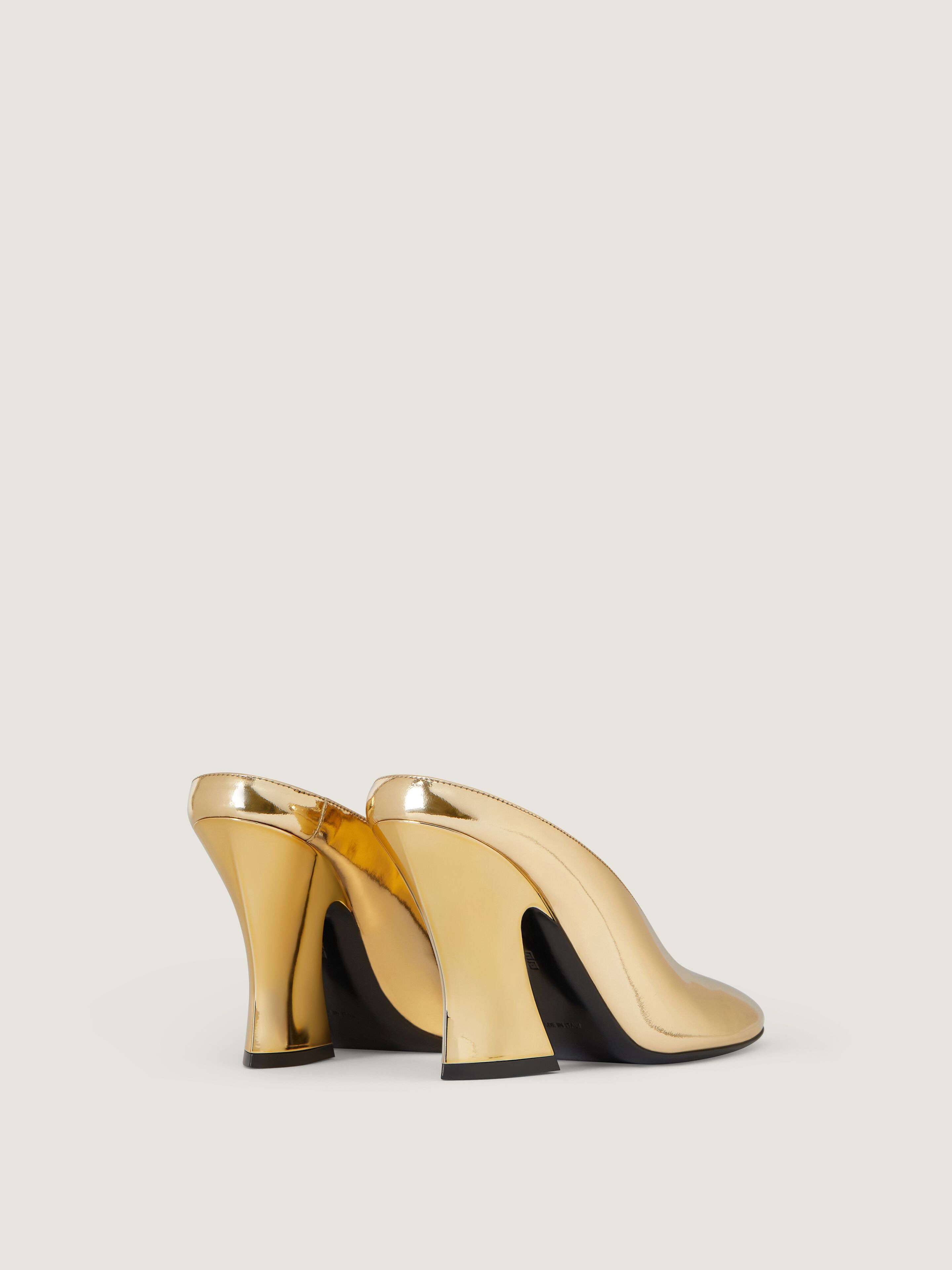 Sculpted heeled mules in mirror effect leather in - golden
