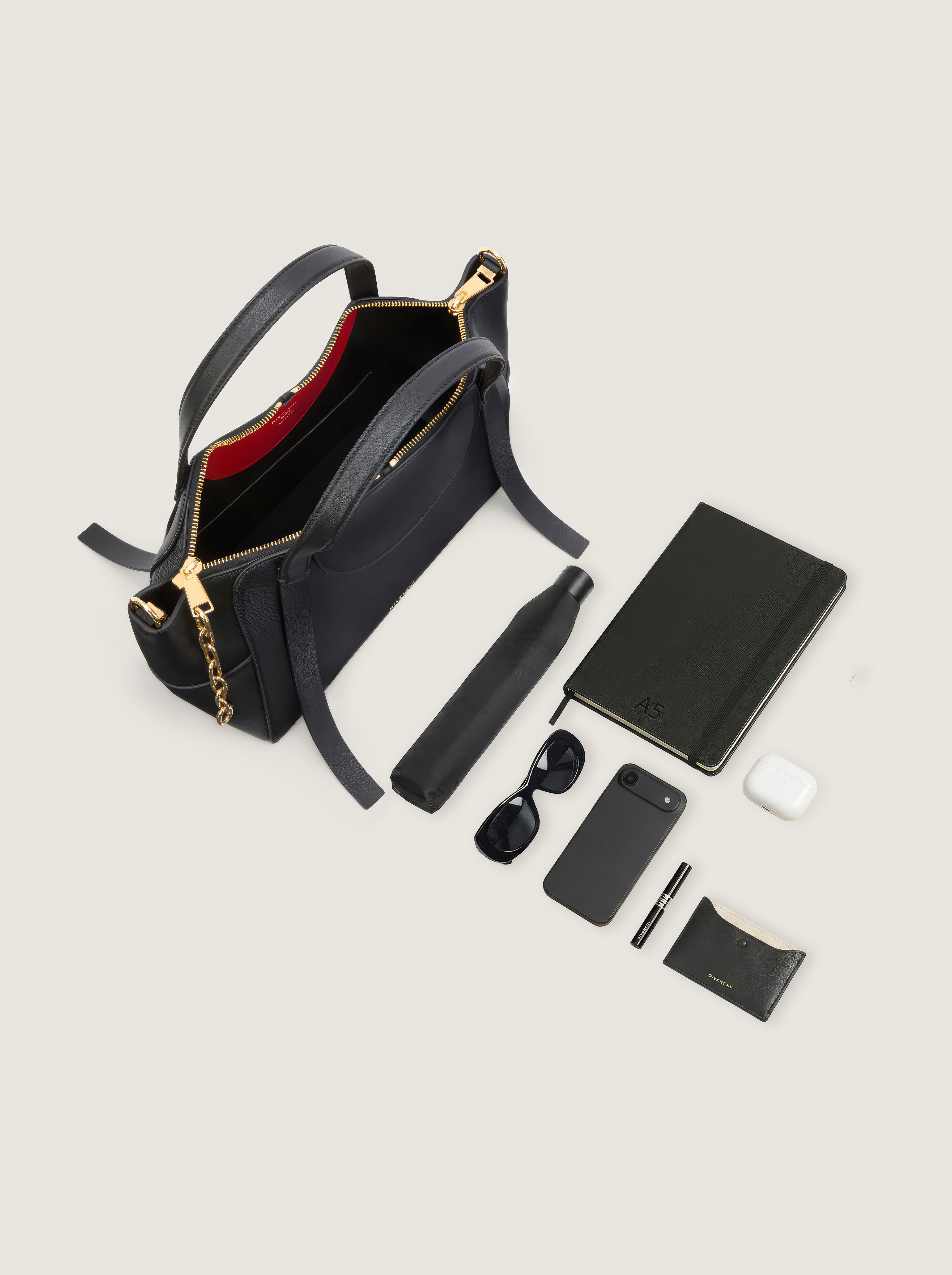 Medium The Snatch bag in grained leather - black in - black
