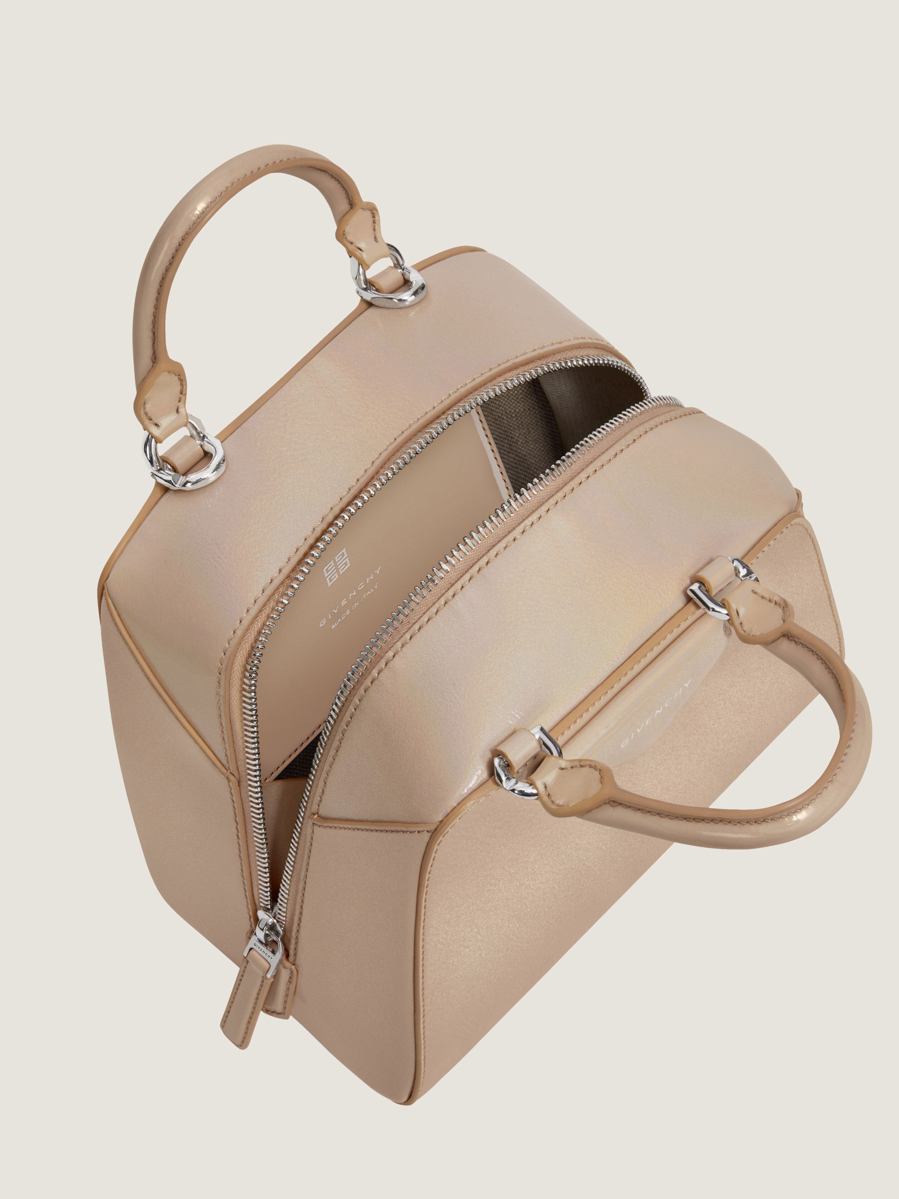 GIVENCHY ナノアンティコナキュフハック BB50ZUB1Q9 070 Nano Antigona Cube bag in pearly leather in - skin | Givenchy ES