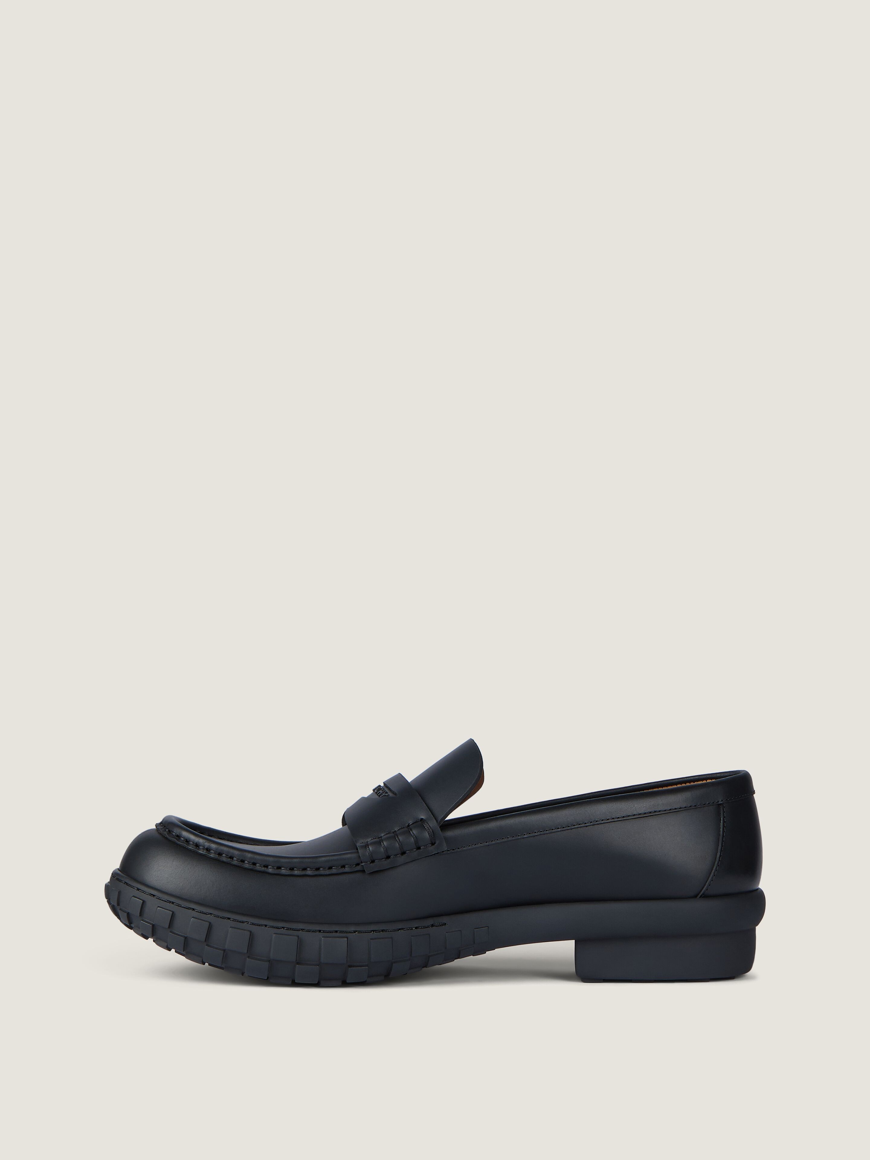 GIVENCHY Echo loafers in leather in - black - BH203LH1X8-001