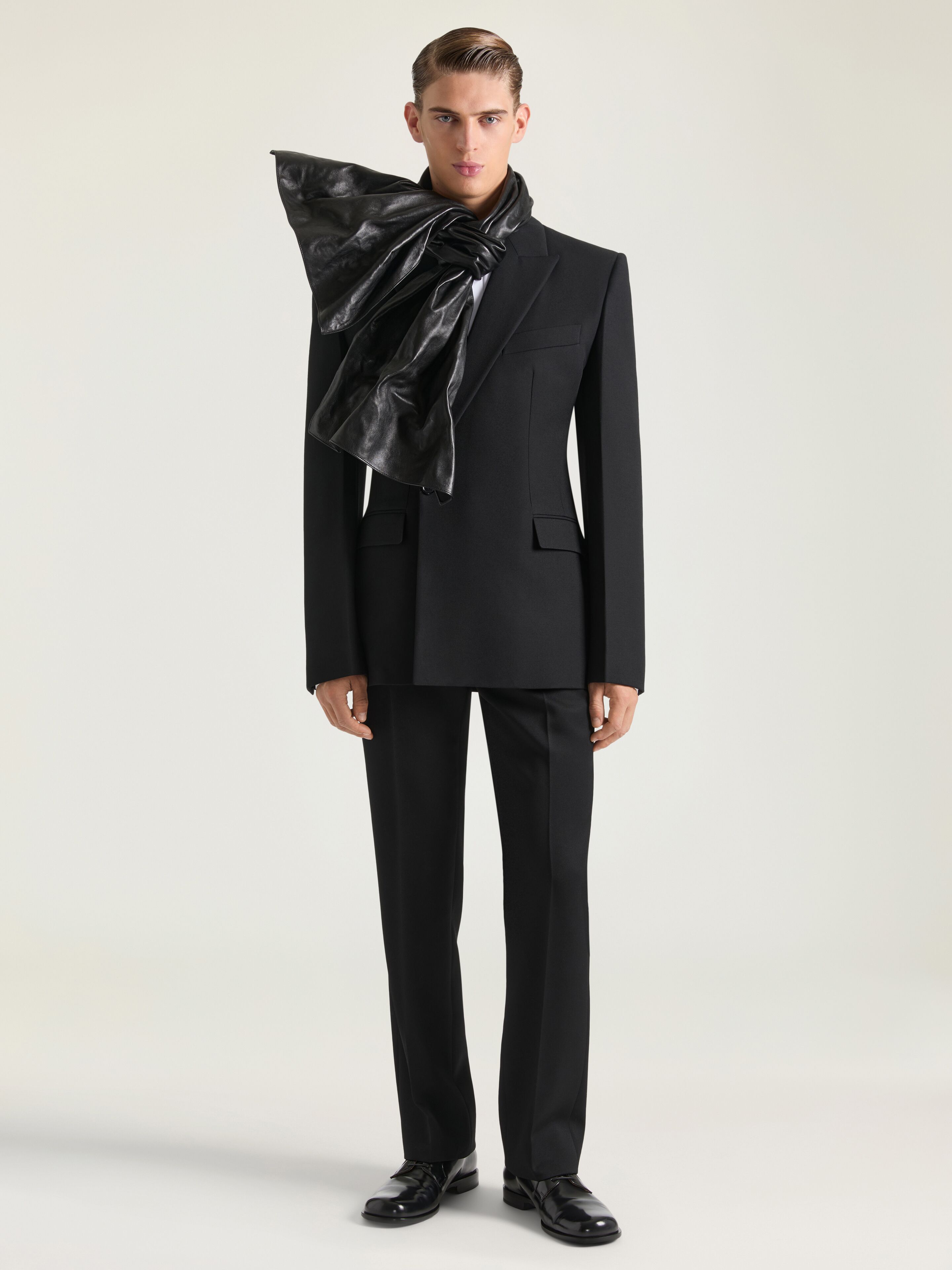 Single-breasted form fit jacket in wool in - black - BM30LZ15CT