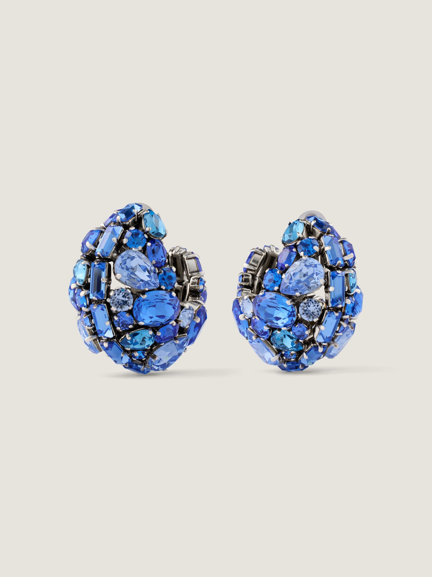 Bold Crystals clip earrings in metal and crystals