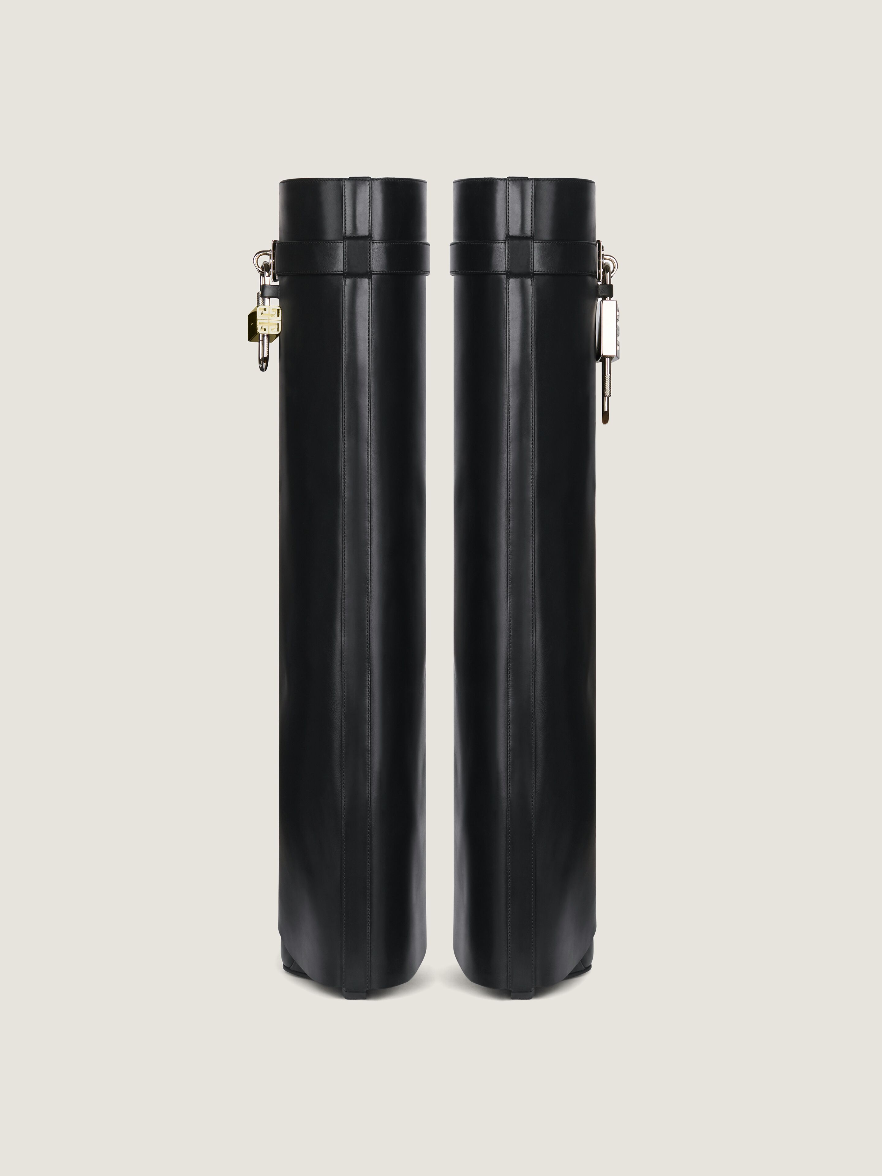 Shark Lock boots in grained leather in - beige | Givenchy ES