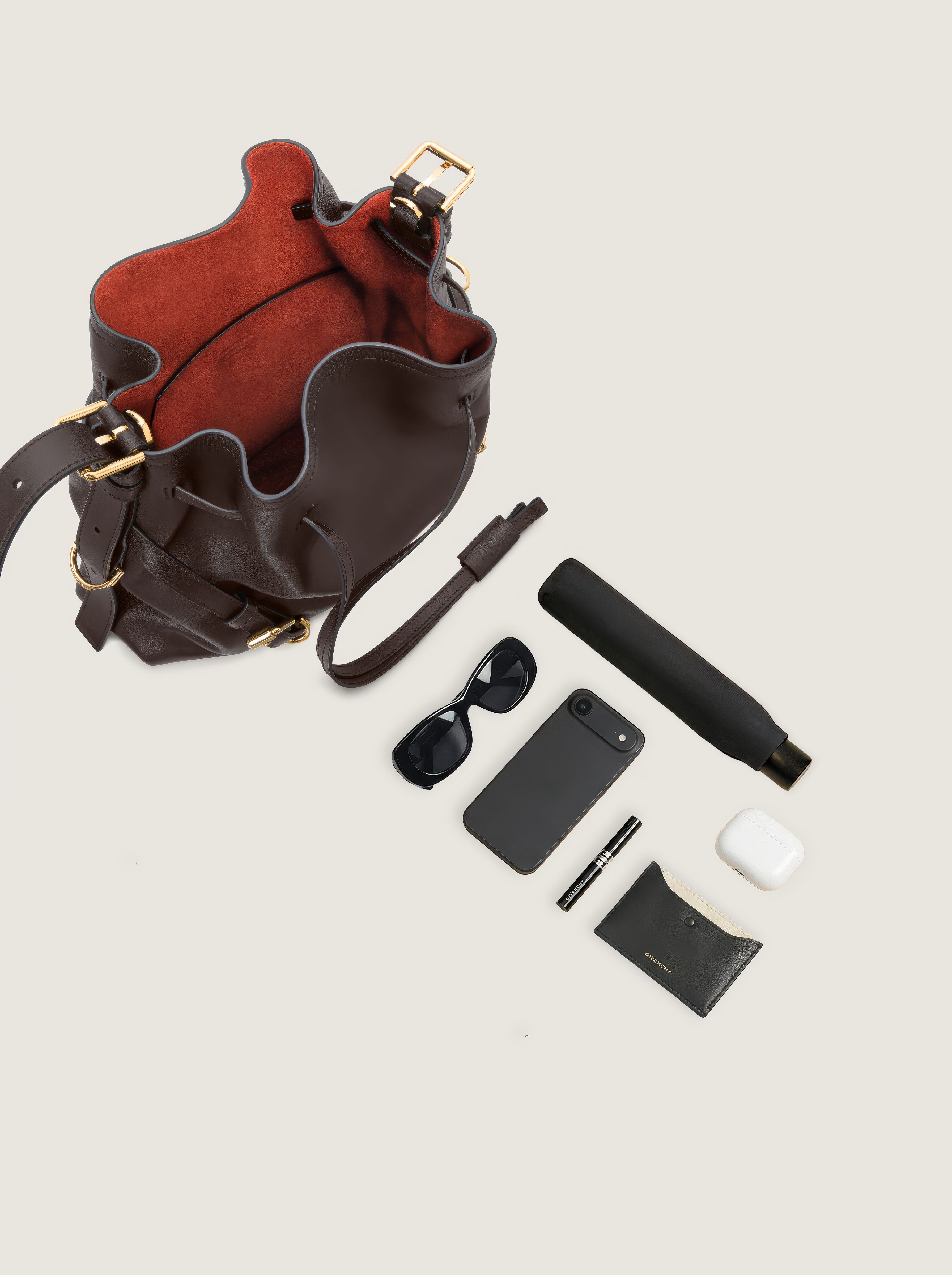 Small Voyou Bucket bag in shiny leather in - chocolate