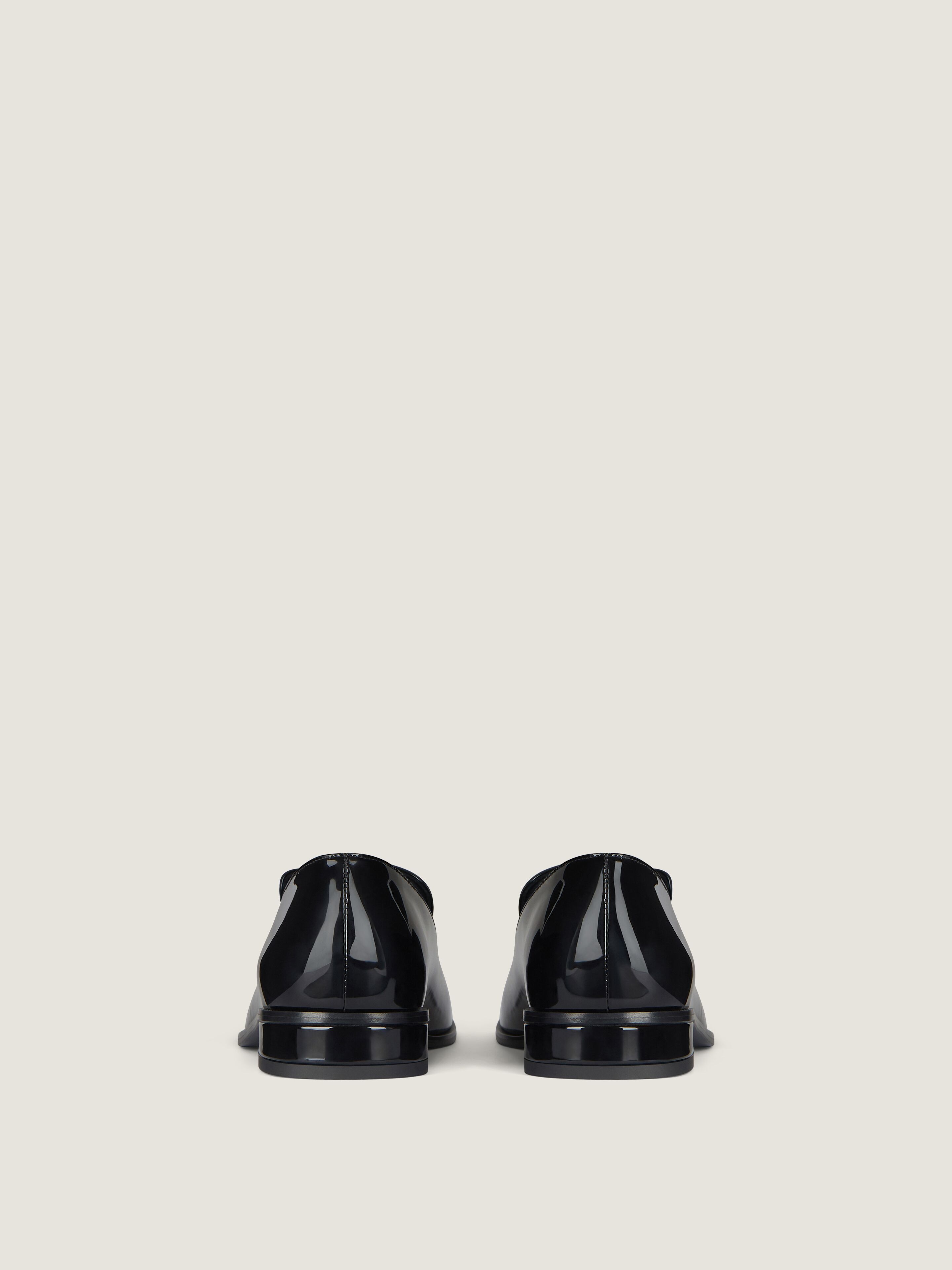 【関税&送料込】Givenchy Black Patent Leather Tuxedo Loafers Tux loafers in patent leather in - black | Givenchy US