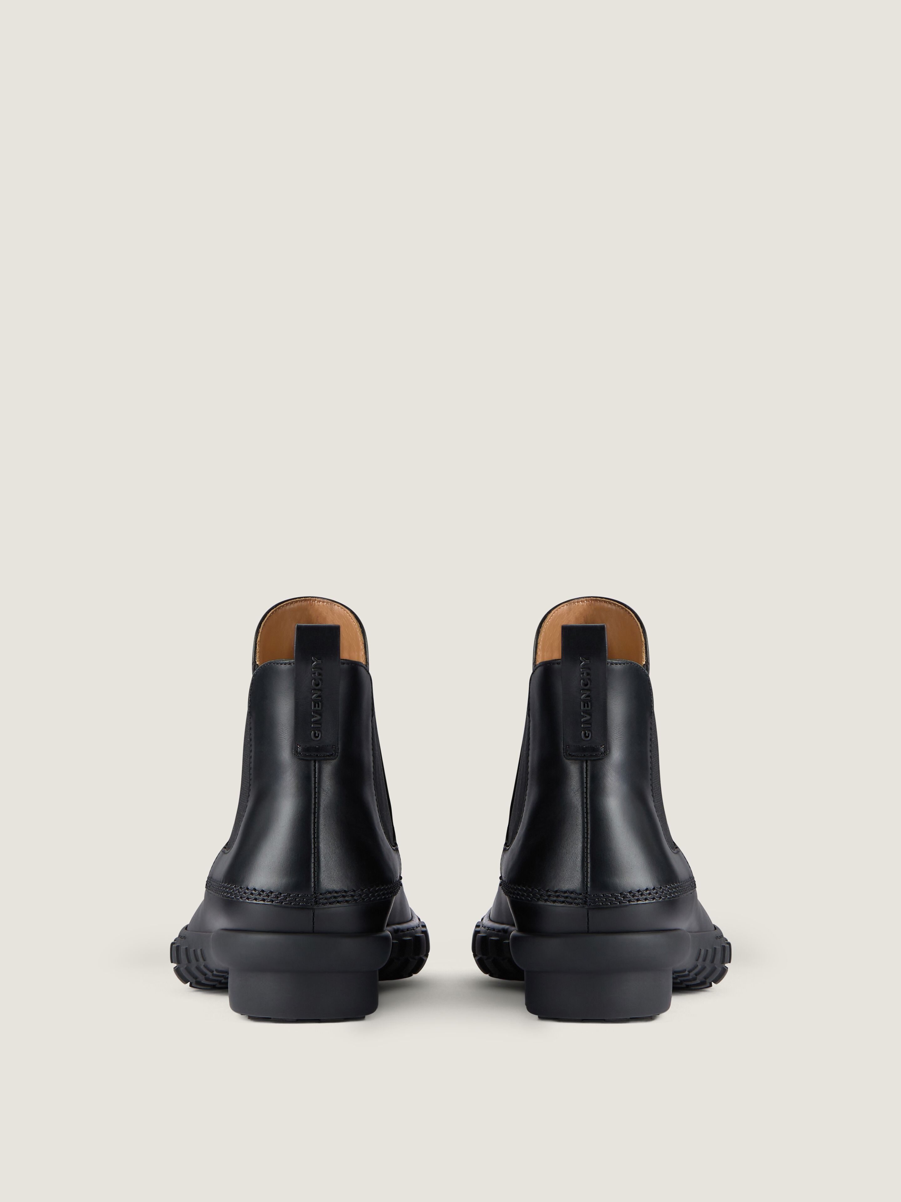 Givenchy Echo chelsea boots in leather in - black - BH6051H1X8-001