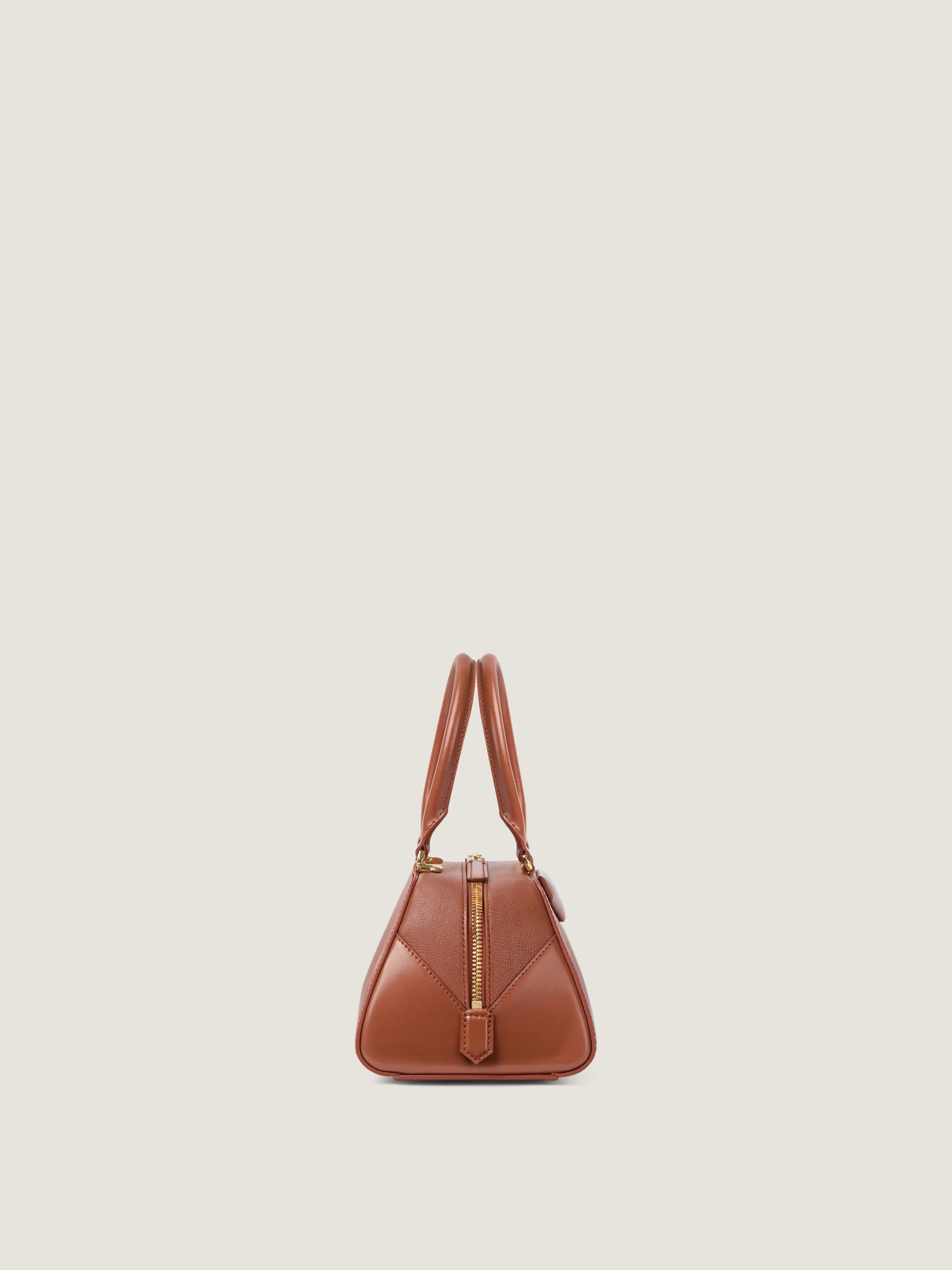 GIVENCHY アンティゴナイーストウエストスモールボックスレザー Small Antigona East-West bag in Box leather in - black