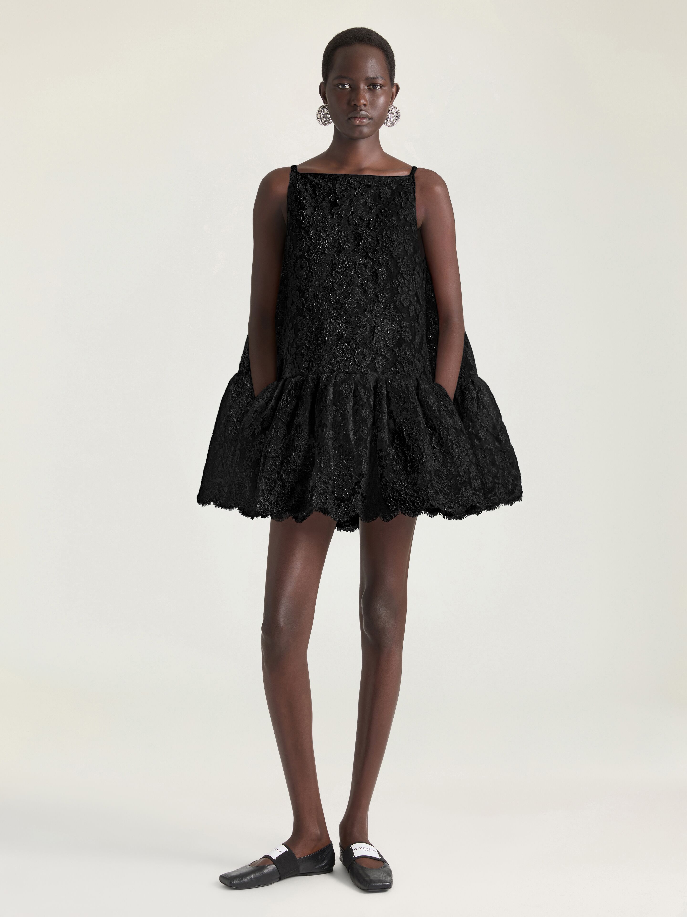 Sliced mini ruffled dress in lace in - black - BW22NC20HP-001