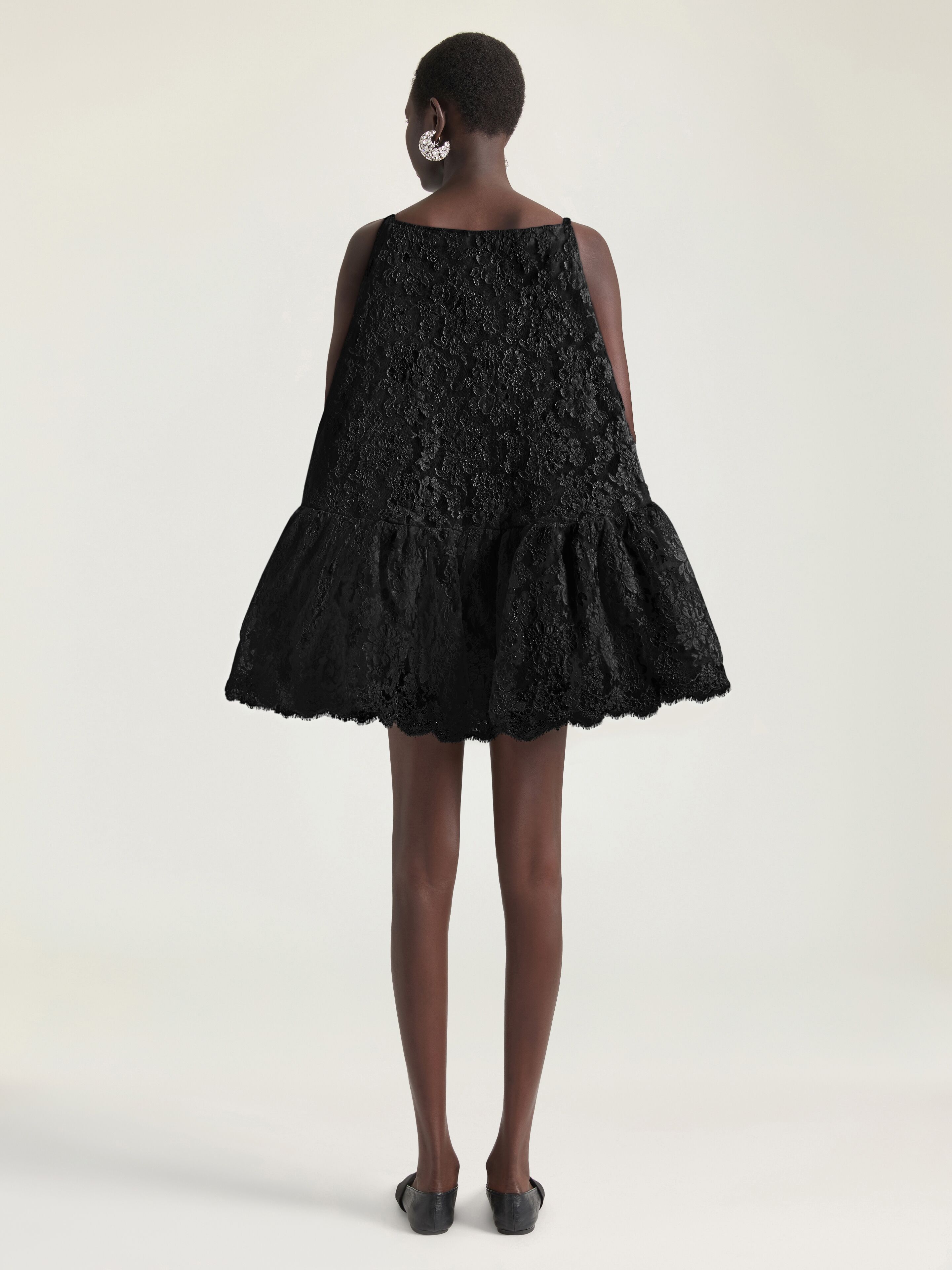 Sliced mini ruffled dress in lace in - black - BW22NC20HP-001