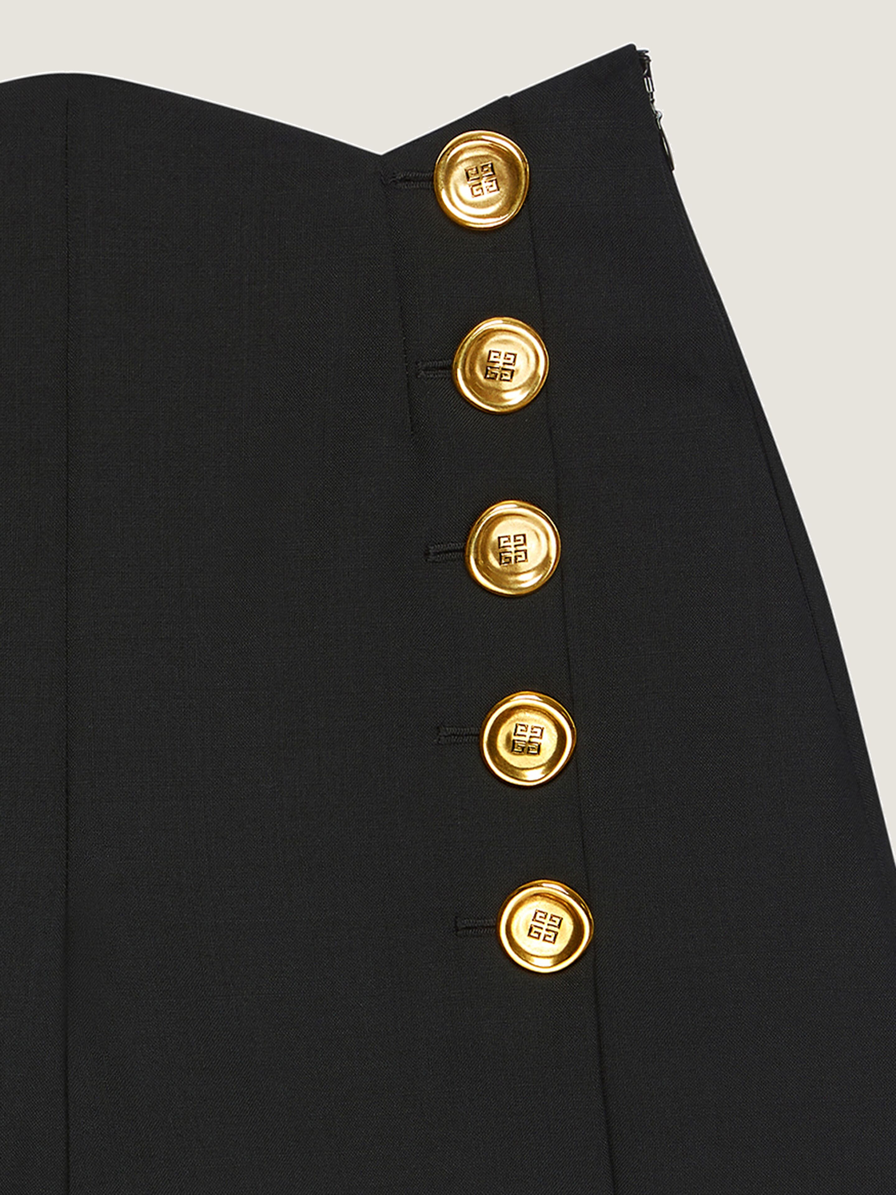 ショートパンツ GIVENCHY Women Shorts  Burmudas BW515F100H 001 Black Shorts in wool and mohair with buttons in - black | Givenchy US
