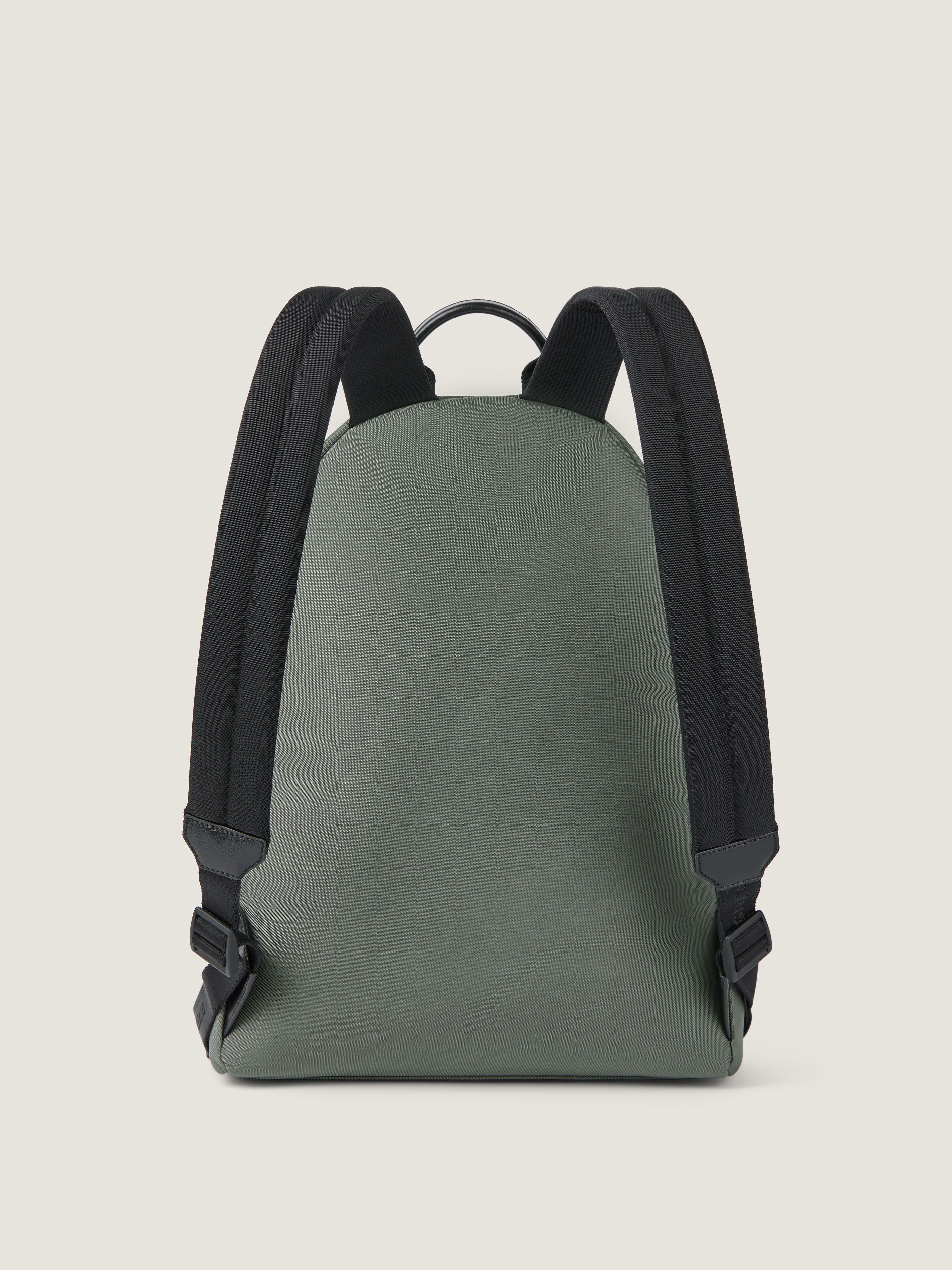 エッセンシャルU バックパック ナイロン | Givenchy JP | Givenchy