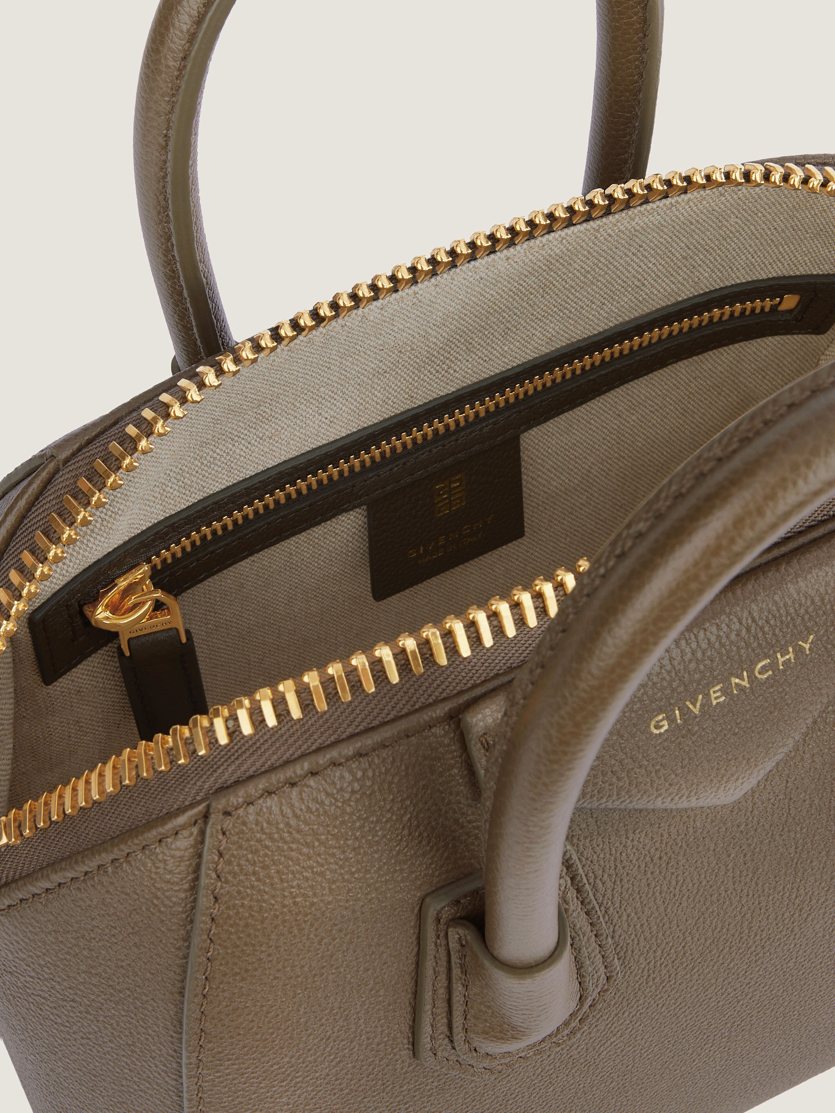 トートバッグ GIVENCHY SS25 ANTIGONA - SMALL BAG (BB50TPB20R 001) Small Antigona bag in Box leather in - black | Givenchy US