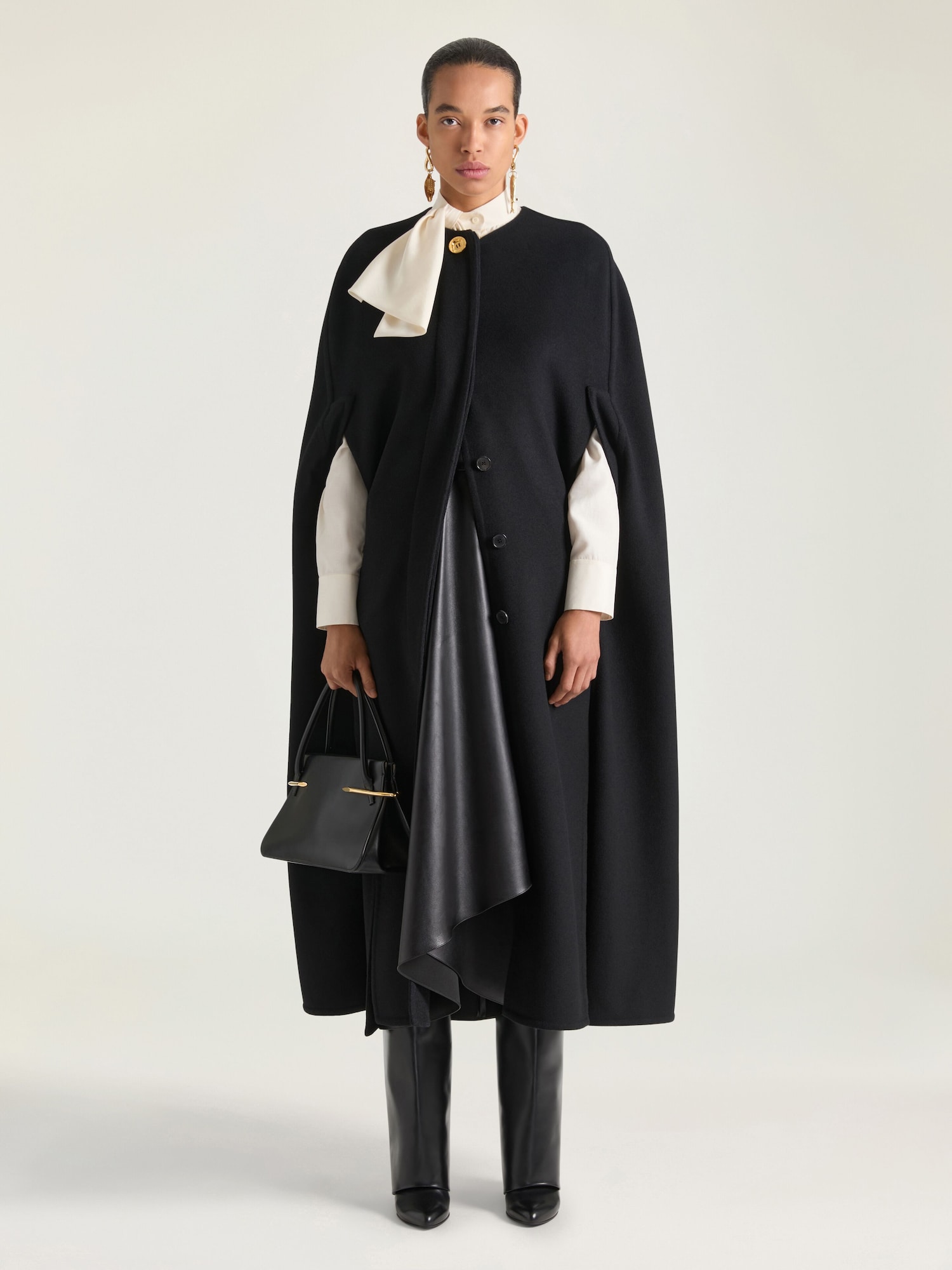 Cape in wool and cashmere