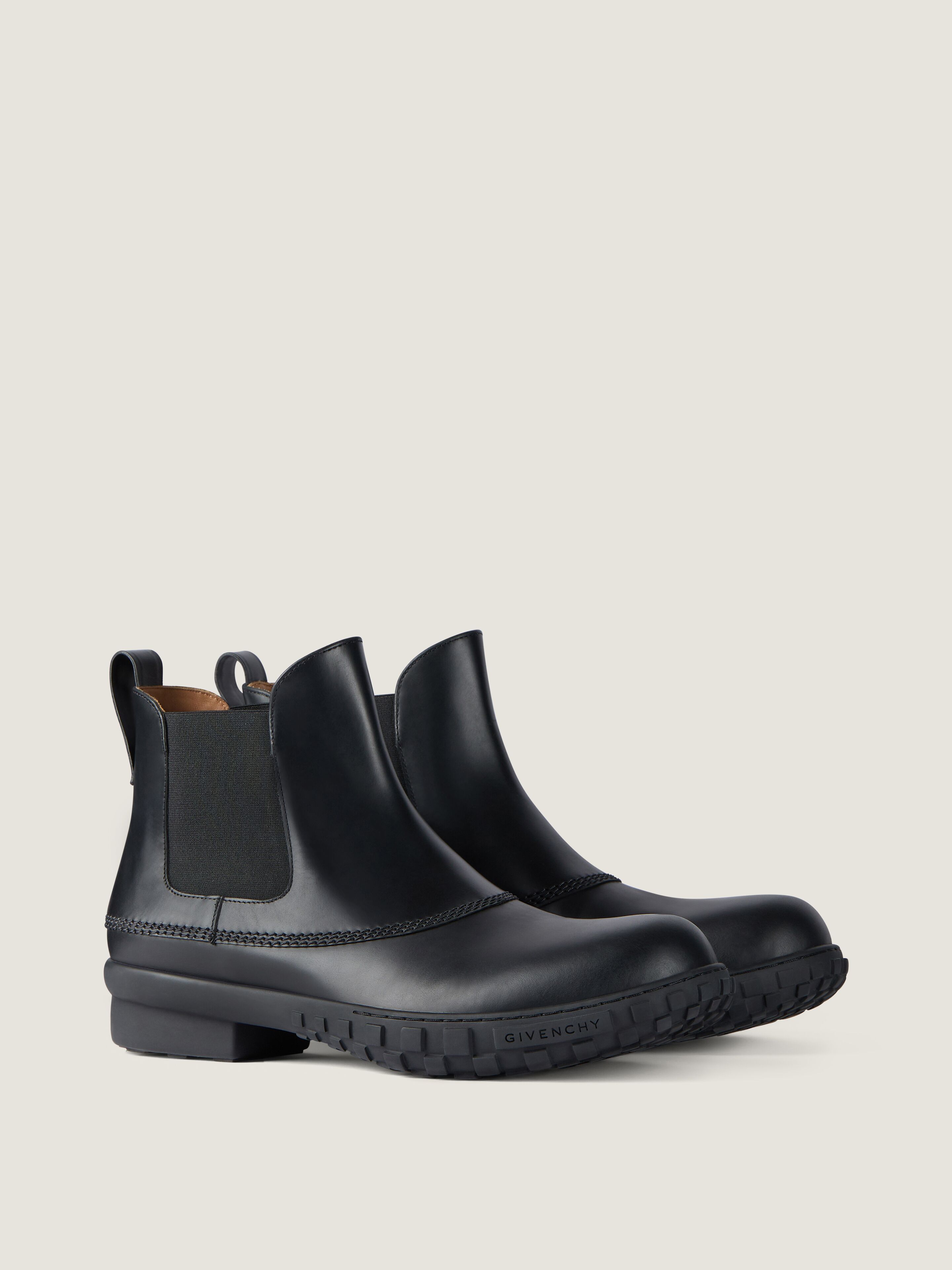 Givenchy Echo chelsea boots in leather in - black - BH6051H1X8-001