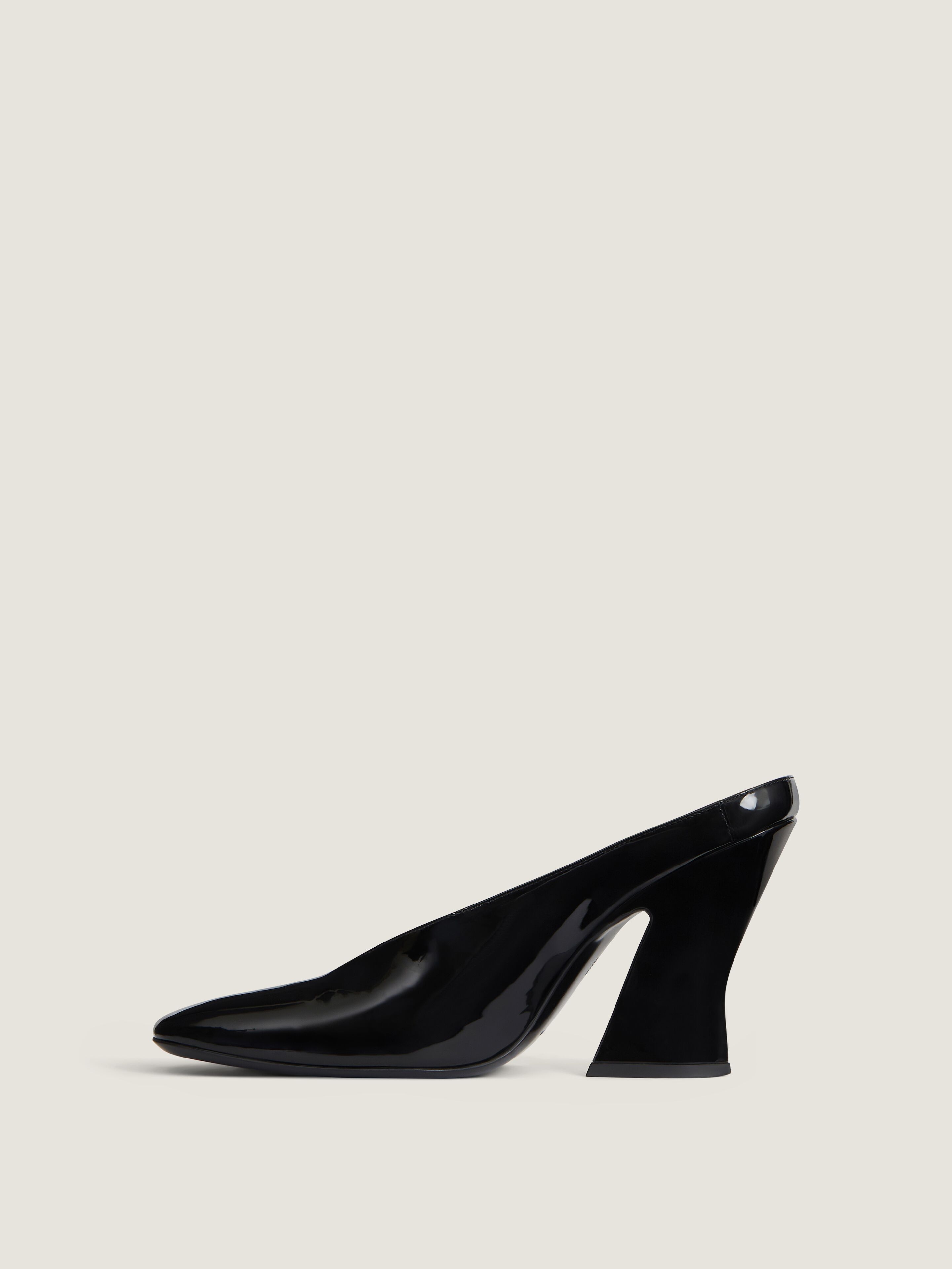 サンダル・ミュール GIVENCHY BLACK LEATHER PUMPS Sculpted heeled mules in patent leather in - black | Givenchy ES