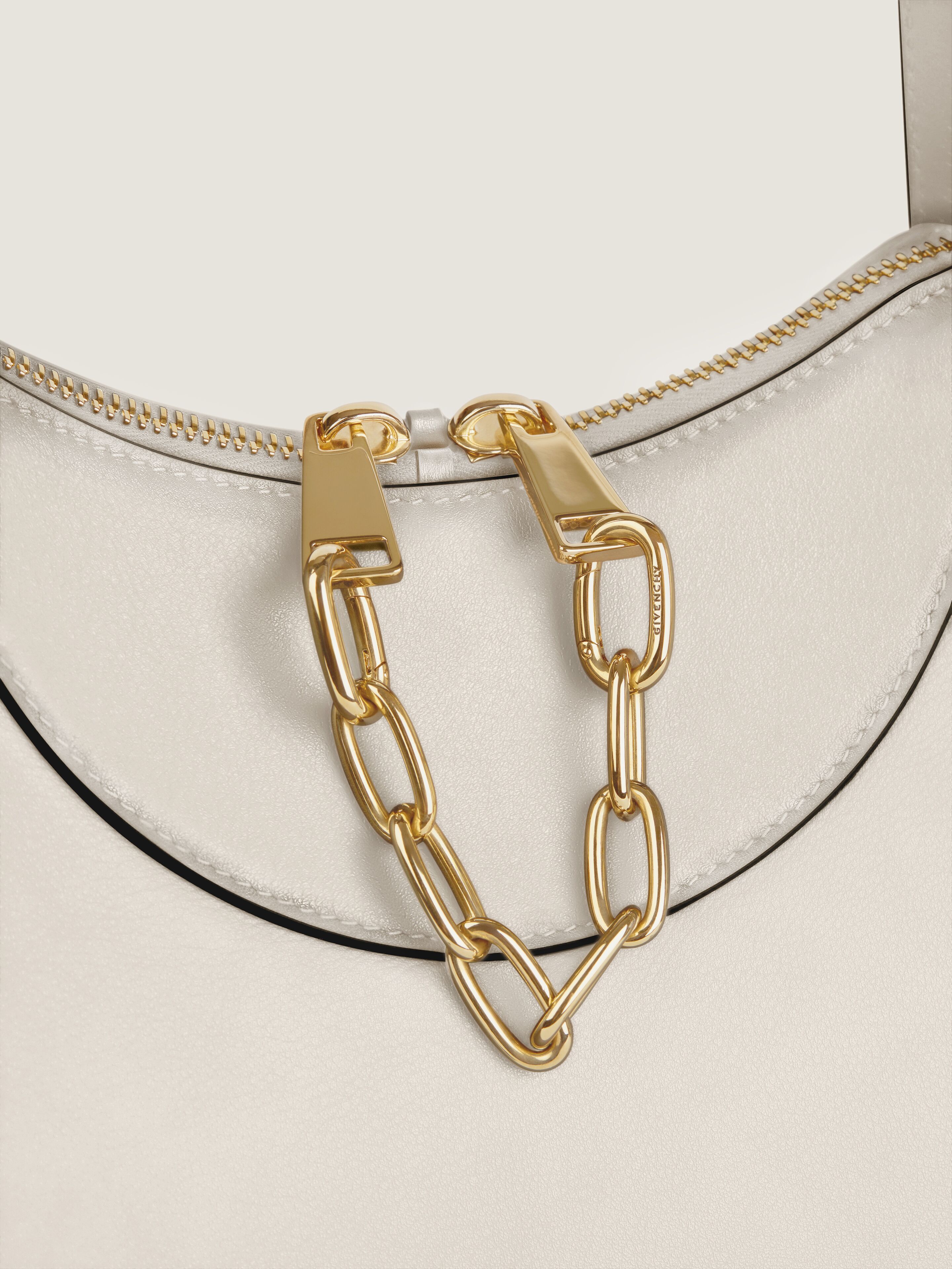 Medium The Snatch bag in grained leather in - cream - BB516SB2DK