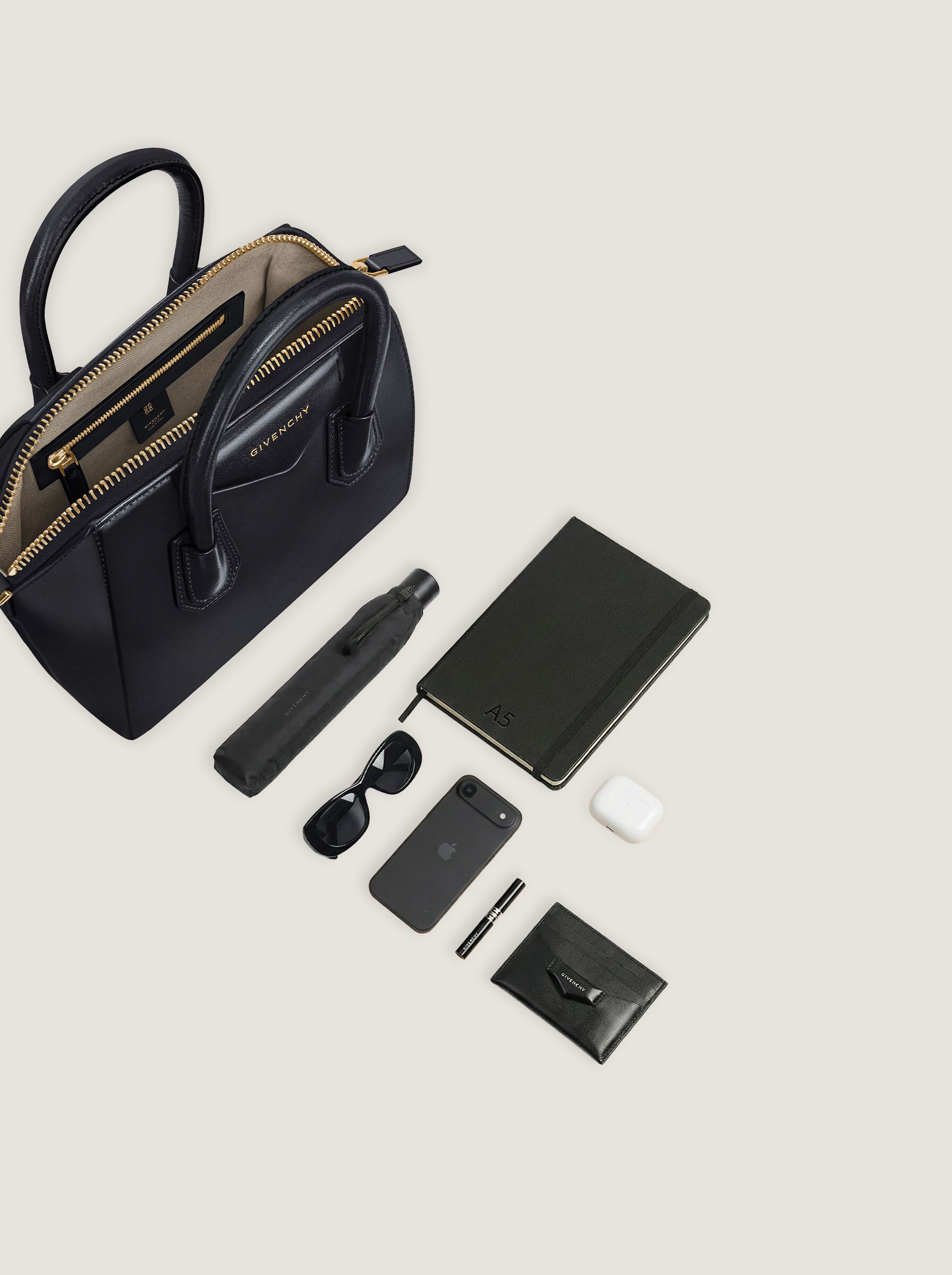 GIVENCHY ブラック ハンドバッグ 保存袋付き Small Antigona bag in Box leather in - black - BB5149B2AT-001